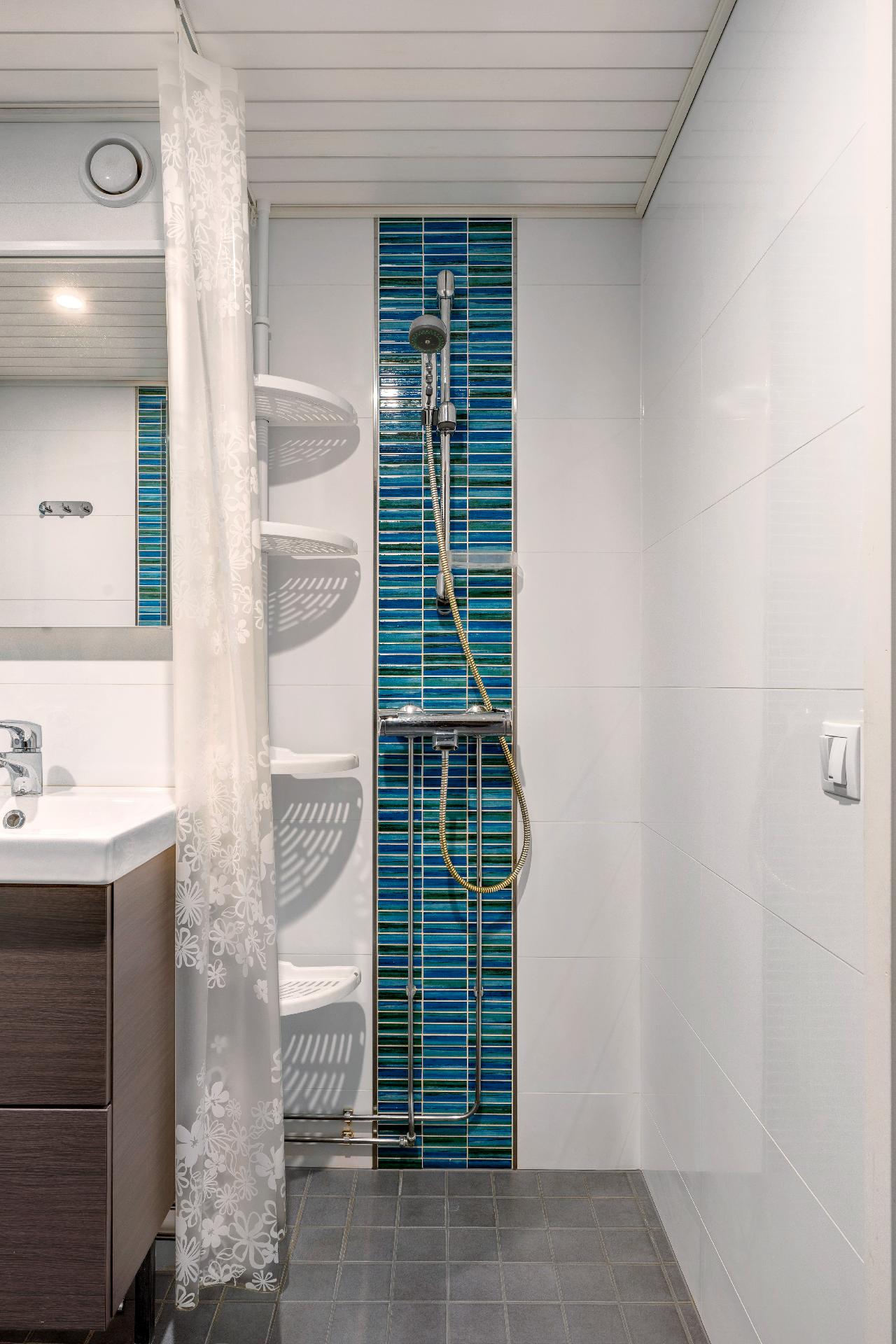 Kylpyhuoneen suihkunurkkaus