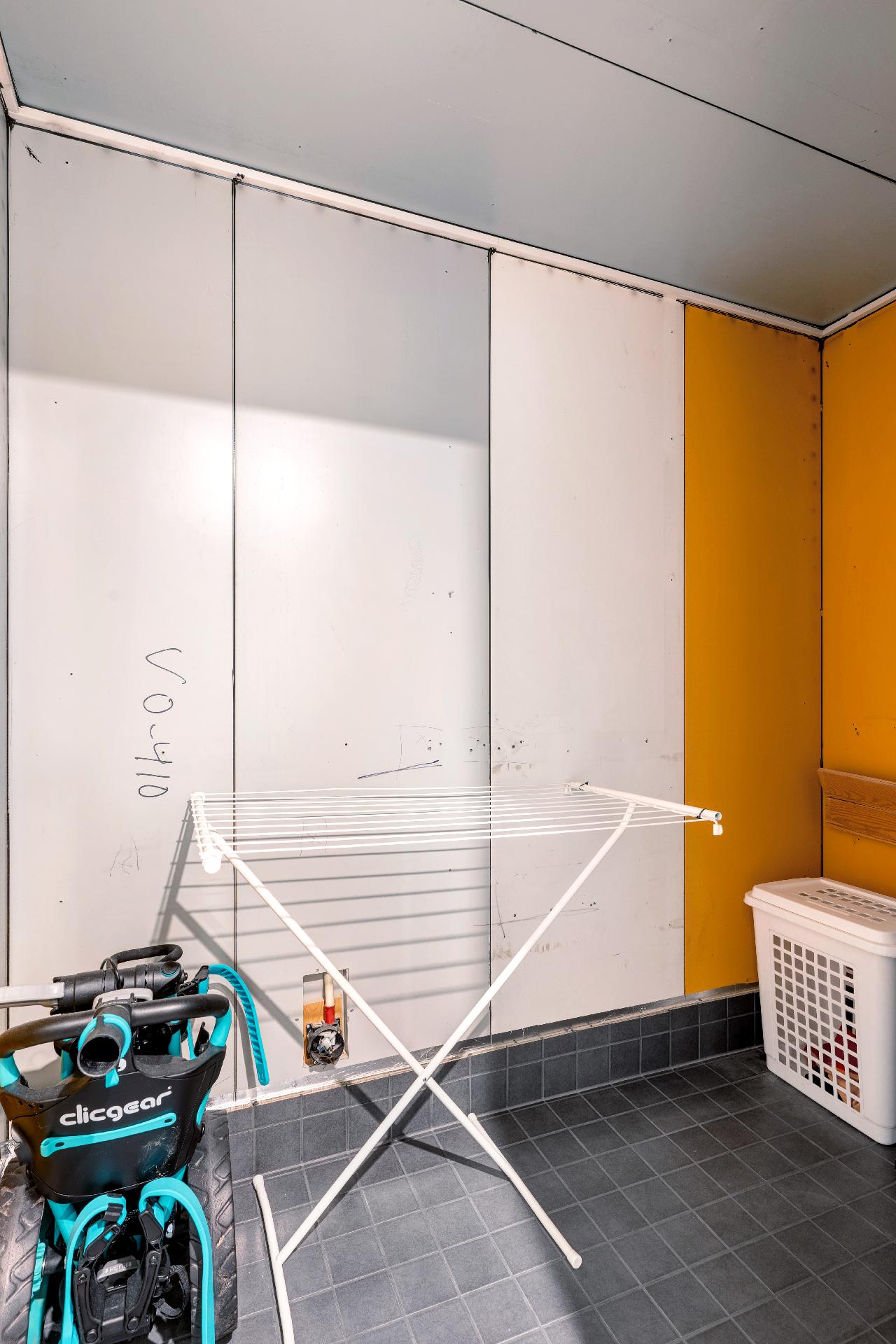 Saunasta purettu panelit ja kiuas. Mutta mahdollista rakentaa takaisin