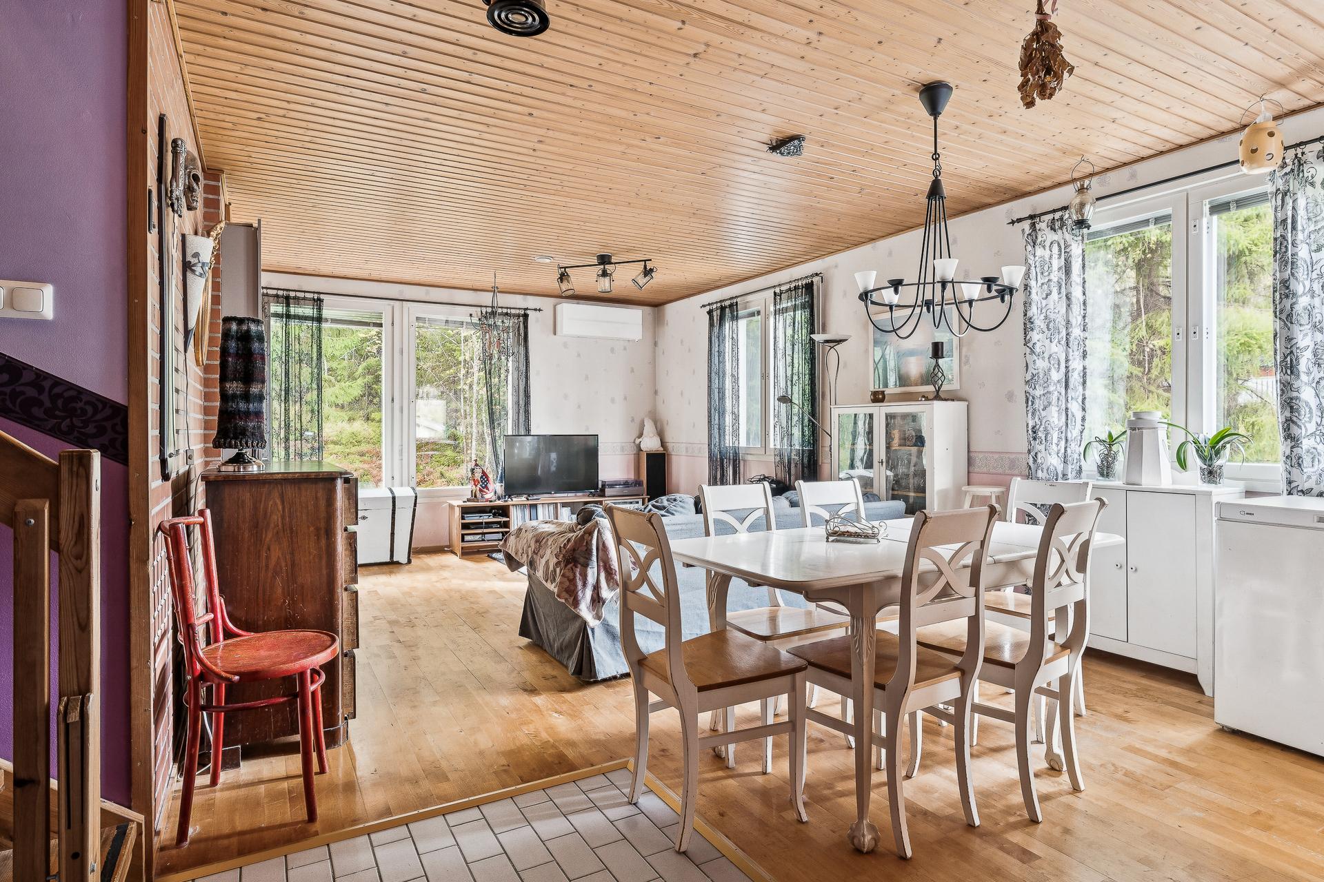 Tilava olohuone-ruokailutila