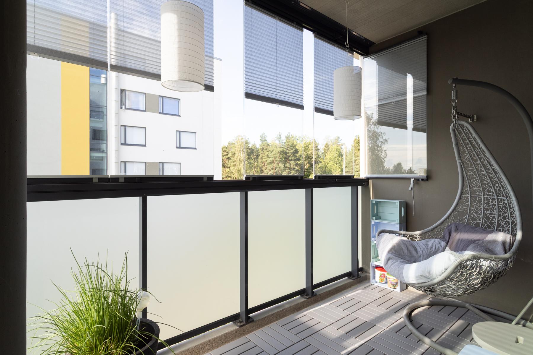 Lasitettua parveketta (kuva vehreään aikaan)