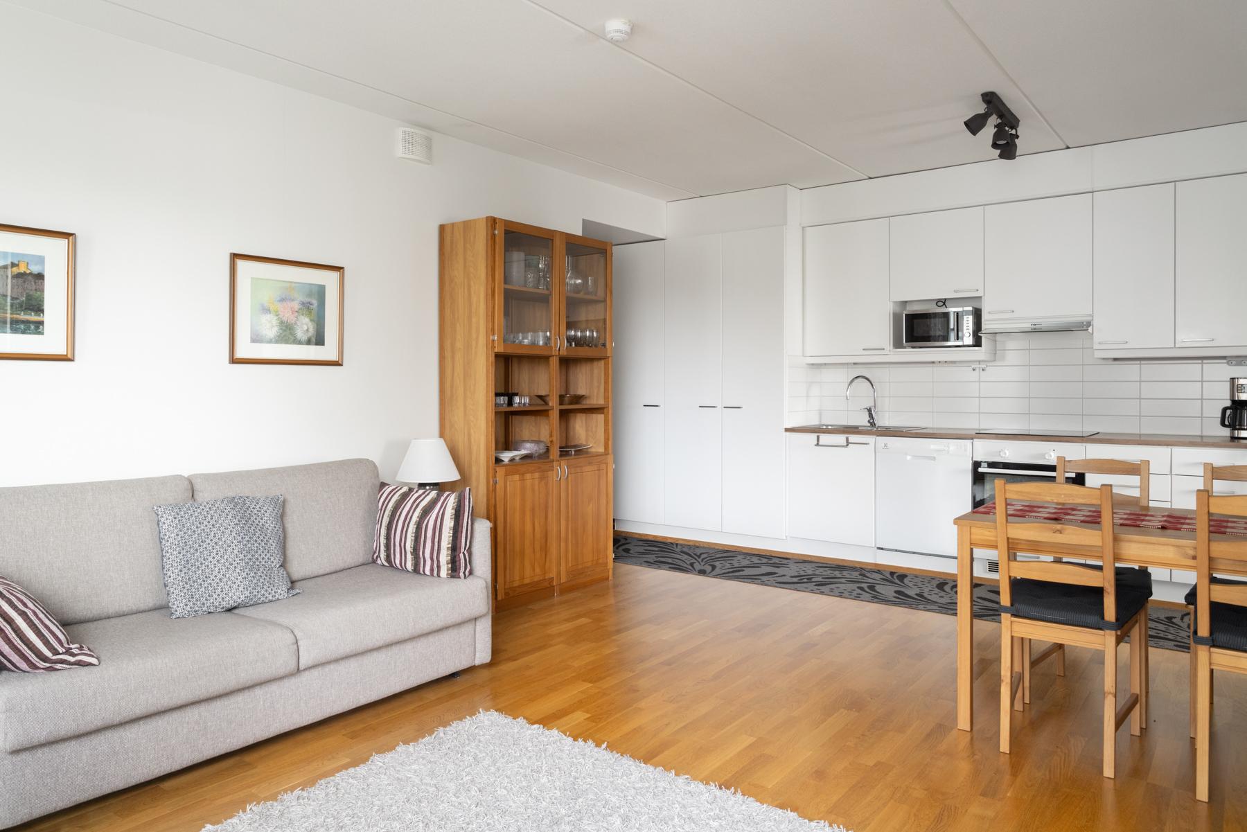 Avokeittiö/olohuone