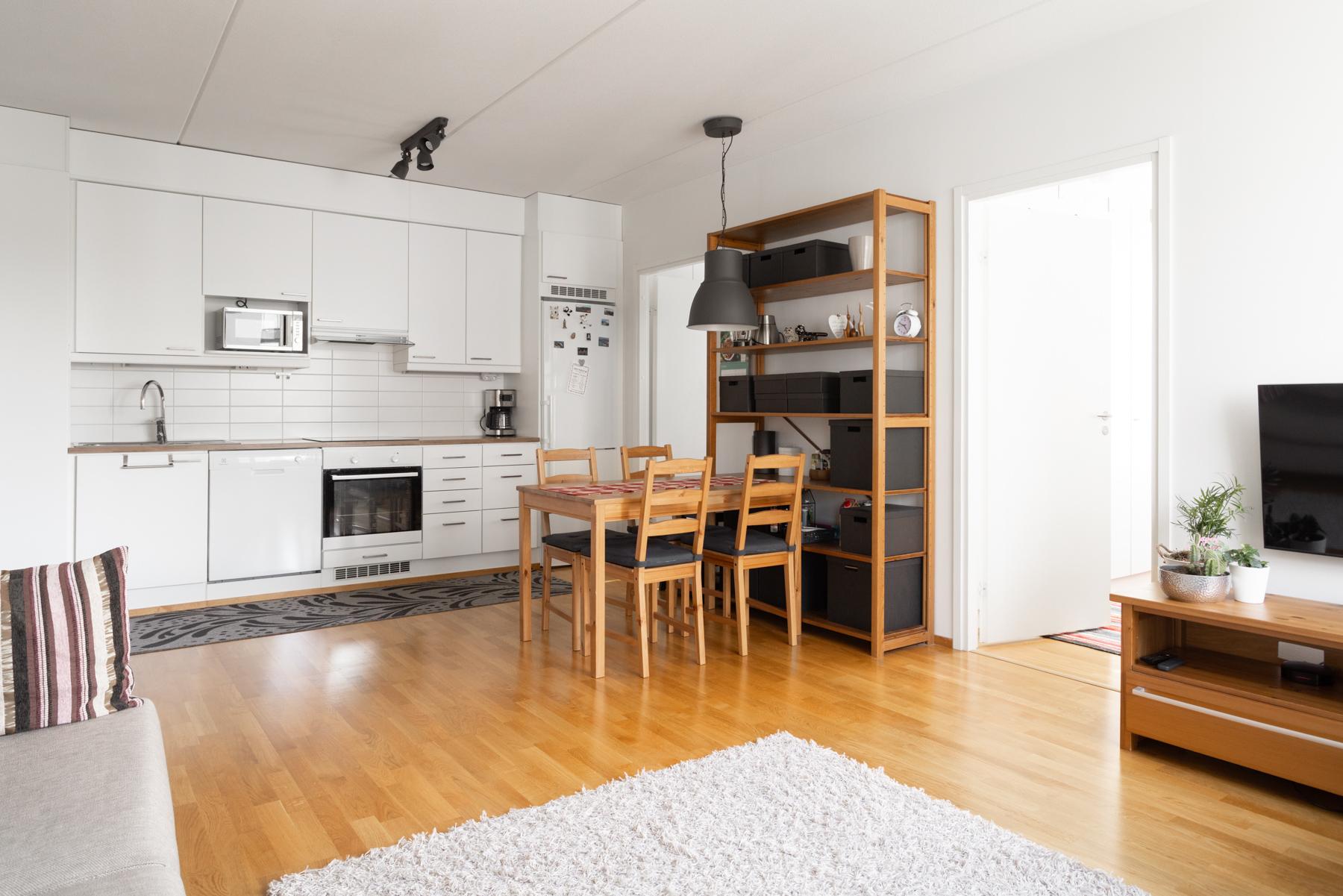 Olohuonetta ja avokeittiötä