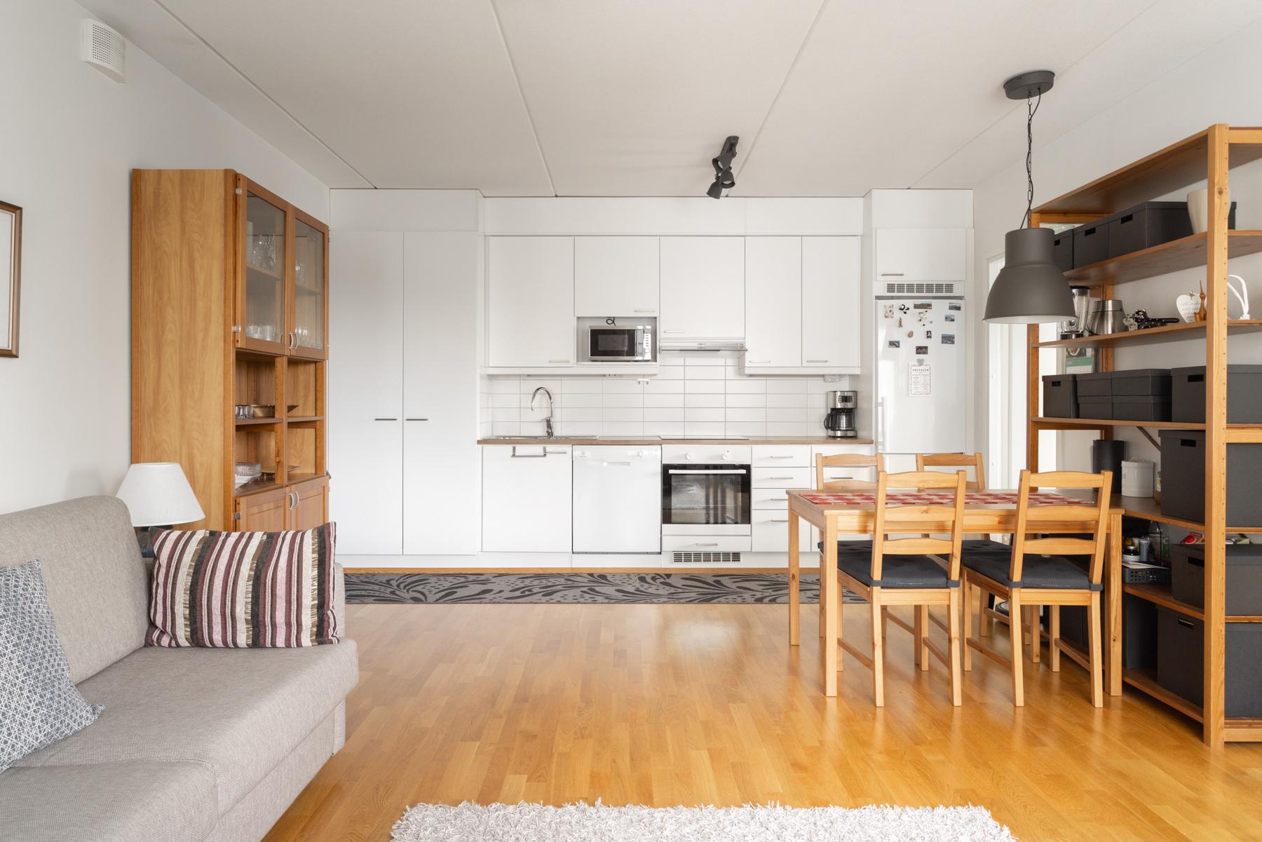 Avokeittiö/olohuone