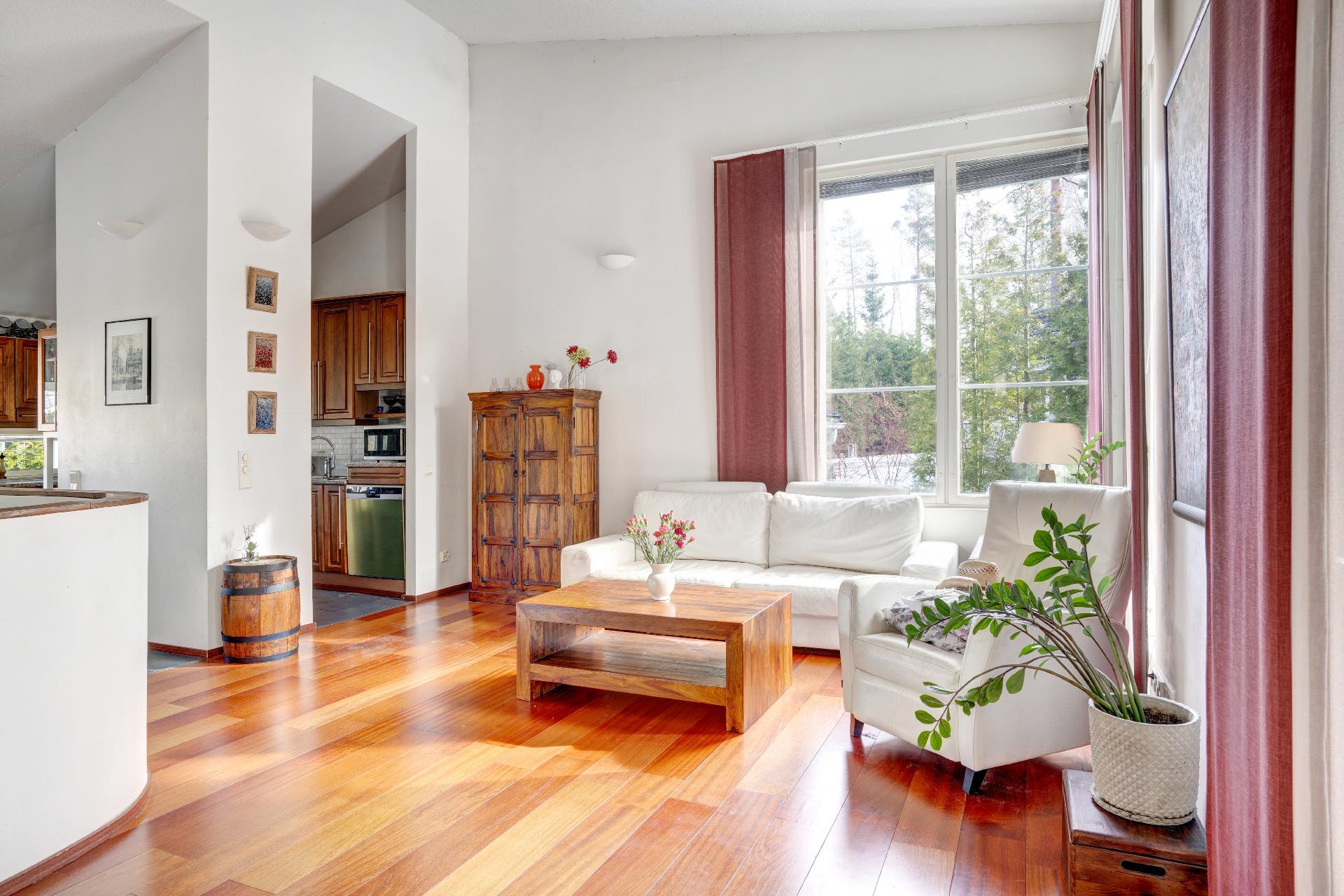 Valoa tulviva olohuone