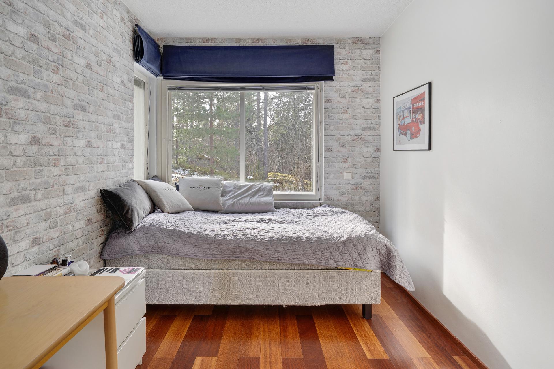 Alakerran toinen makuuhuone