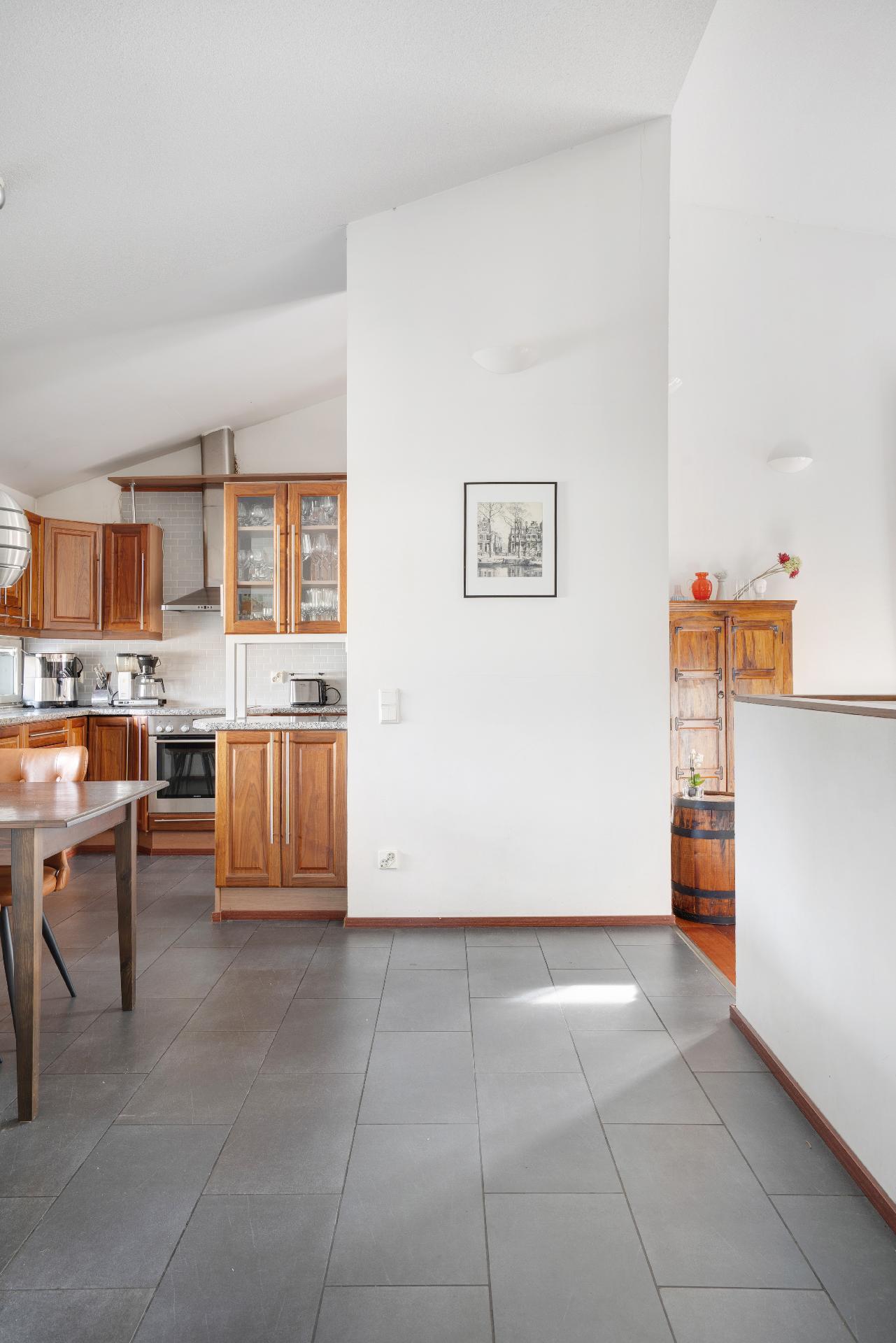 Sisäänkäynnistä keittiöön