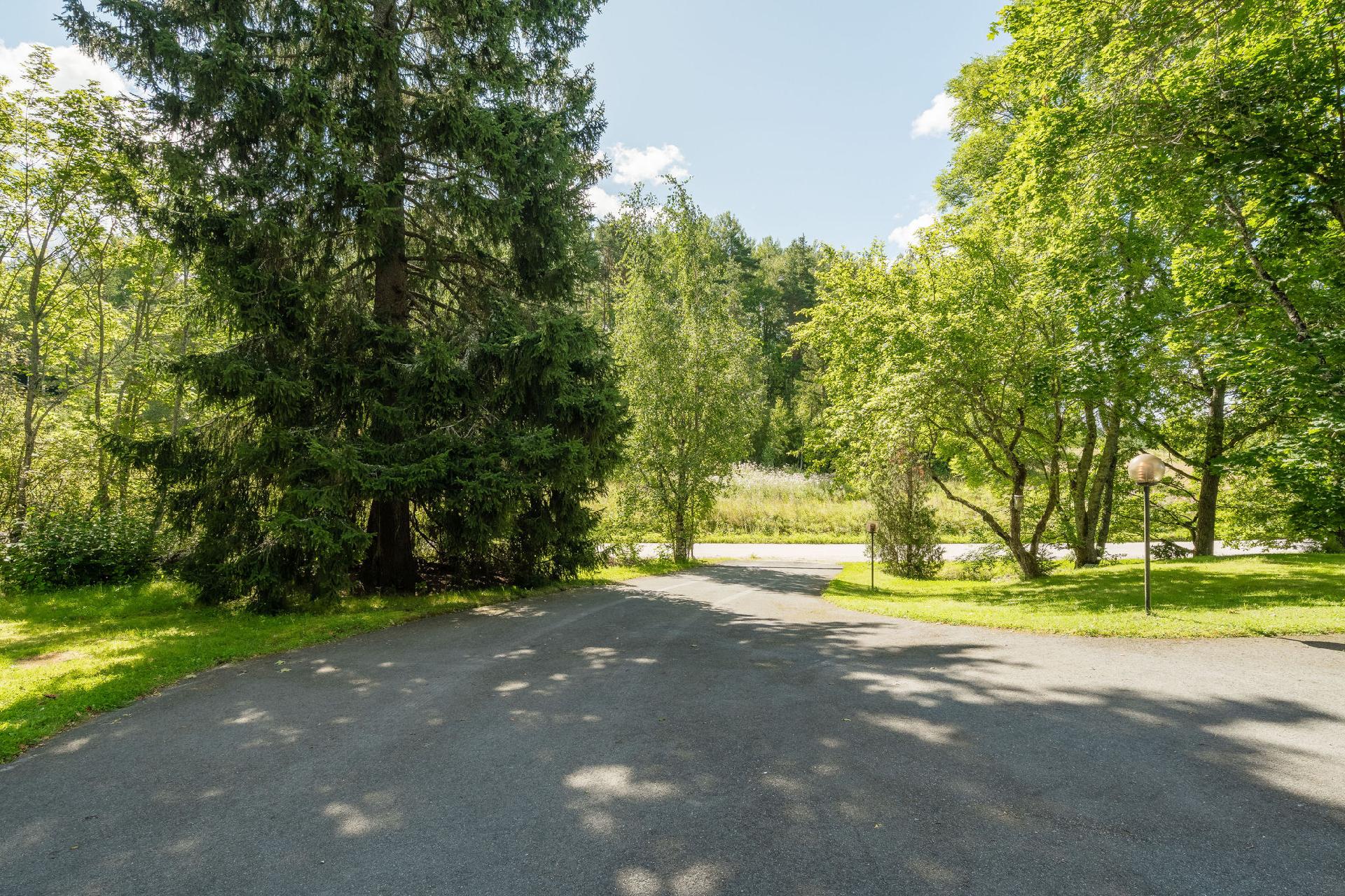 ETUPIHA KADULTA SISÄÄN ASVALTOITU