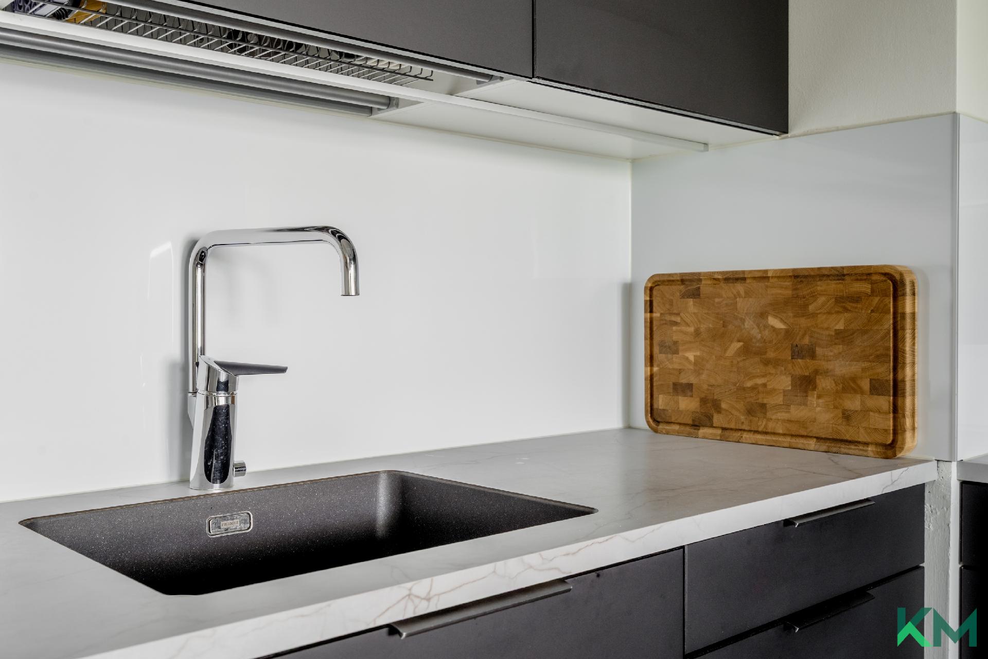 Design vesihana ja laadukas allas tuovat keittiöön näyttävyyttä ja viimeistellyn ilmeen.