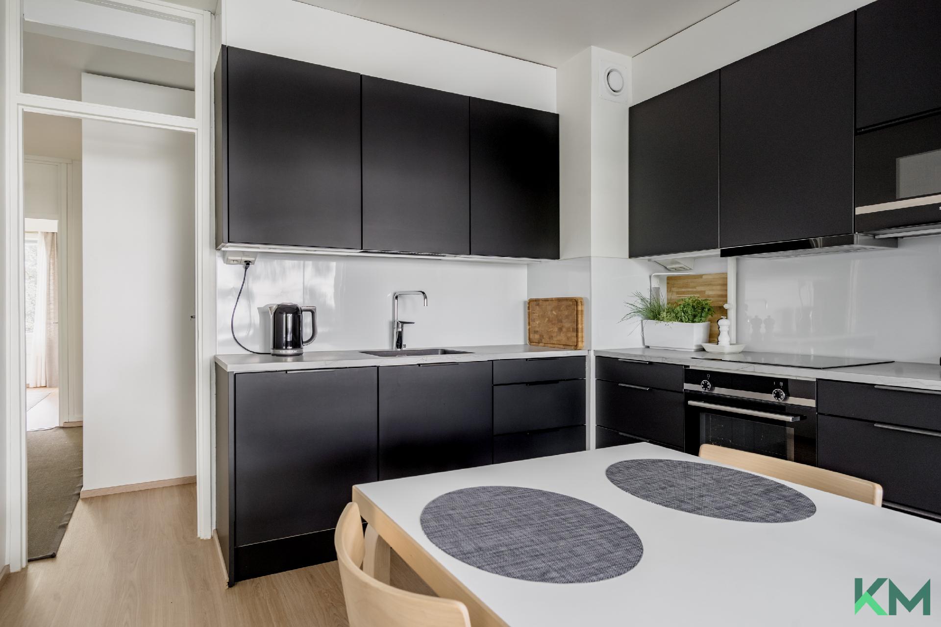 Integroitu astianpesukone sulautuu keittiön kalusteisiin ja pitää ilmeen yhtenäisenä.