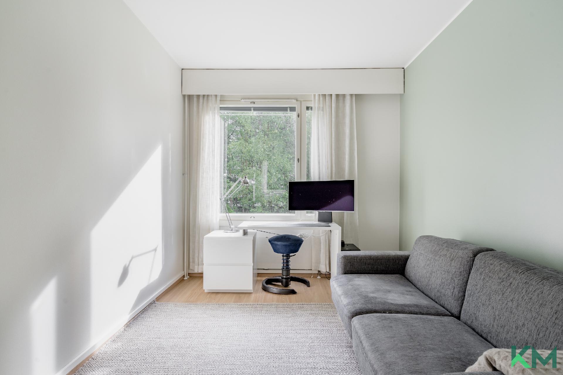 Toinen makuuhuone sopii erinomaisesti vierashuoneeksi, työhuoneeksi tai lastenhuoneeksi.