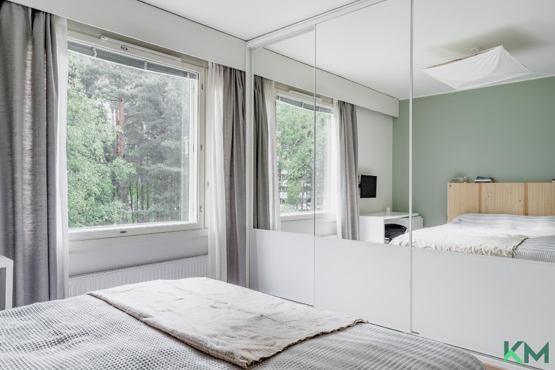 Makuuhuoneessa peililiukuovikaapistot ja näkymät sisäpihalle