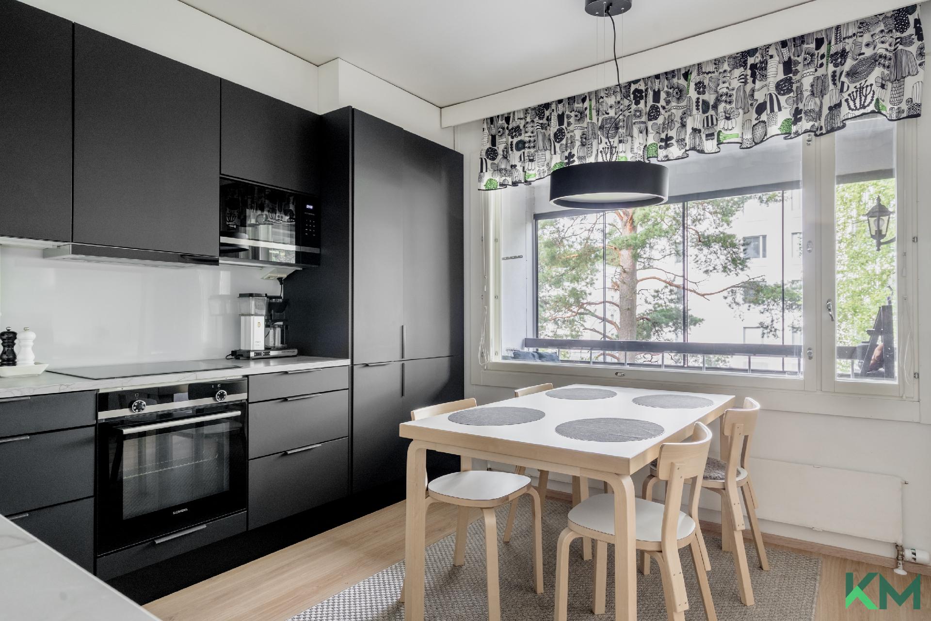 Integroitu jääkaappi-pakastin viimeistelee keittiön tyylikkään kokonaisuuden.