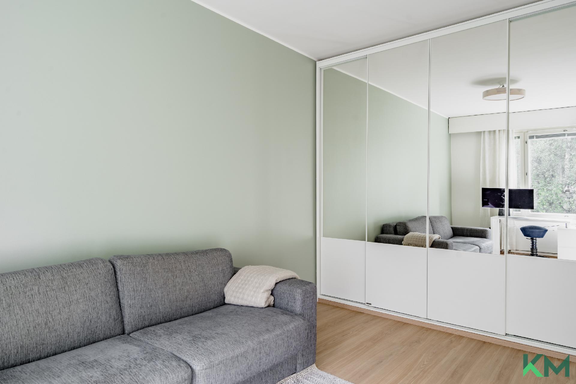 Makuuhuoneessa peililiukuovikaapisto