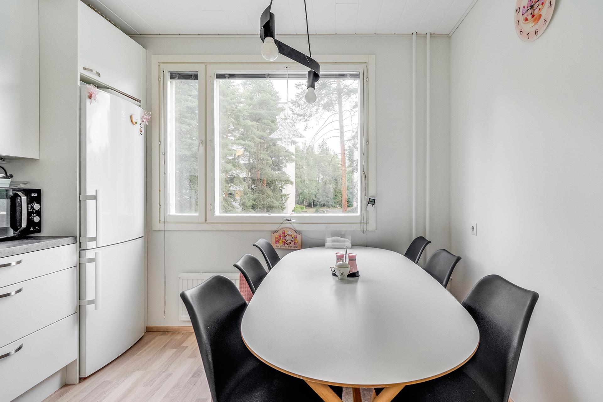 Keittiöön mahtuu mukavasti kuuden hengen ruokapöytä.