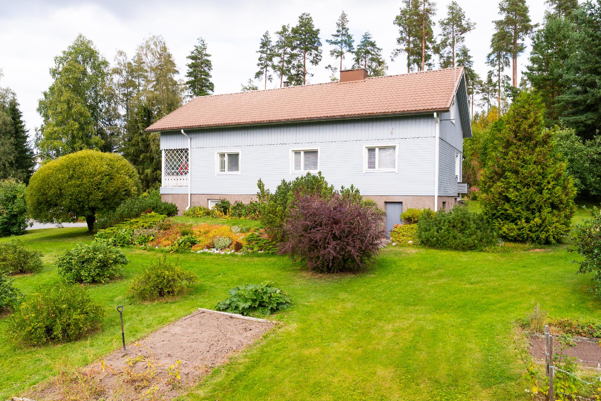 päärakennus tien suunnalta