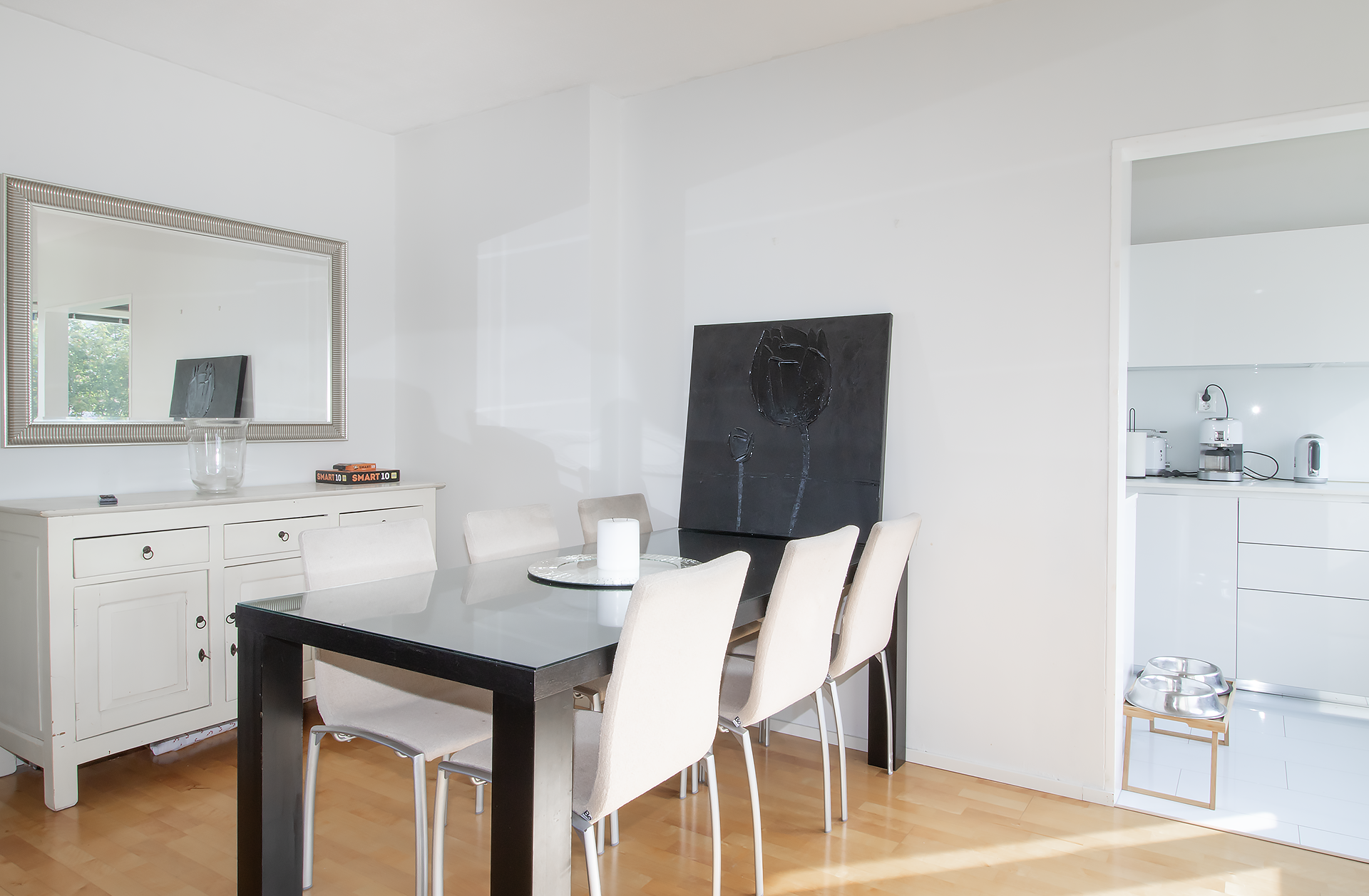 Ruokailutila ja olohuone muodostavat kauniin kokonaisuuden.