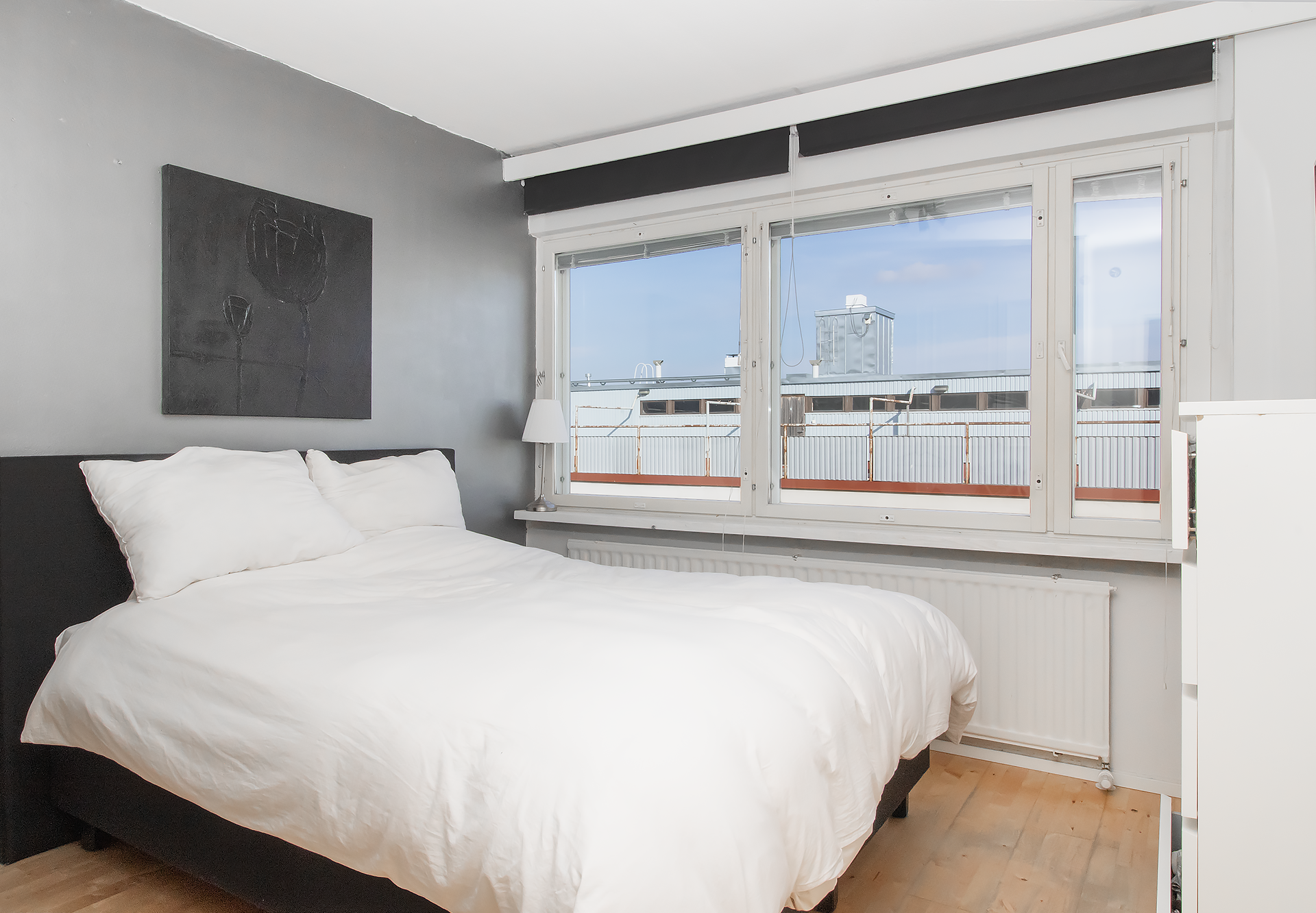 Makuuhuoneessa on kaapistoja säilytystä varten.