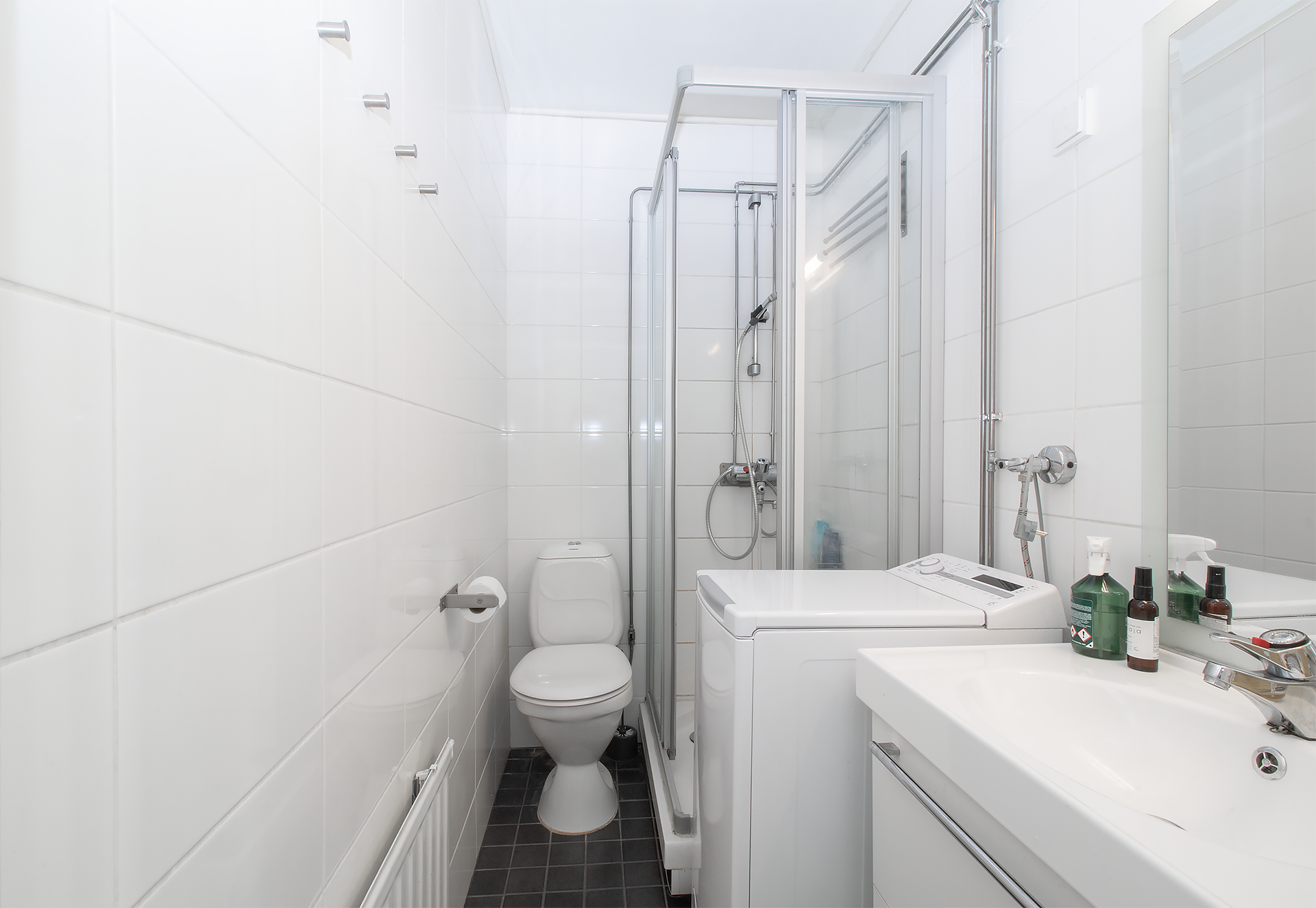 Remontoituun kylpyhuoneeseen mahtuu pyykinpesukone.