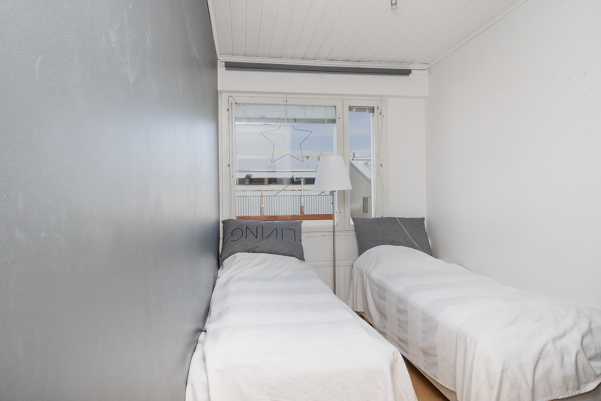 Kolme makuuhuonetta.