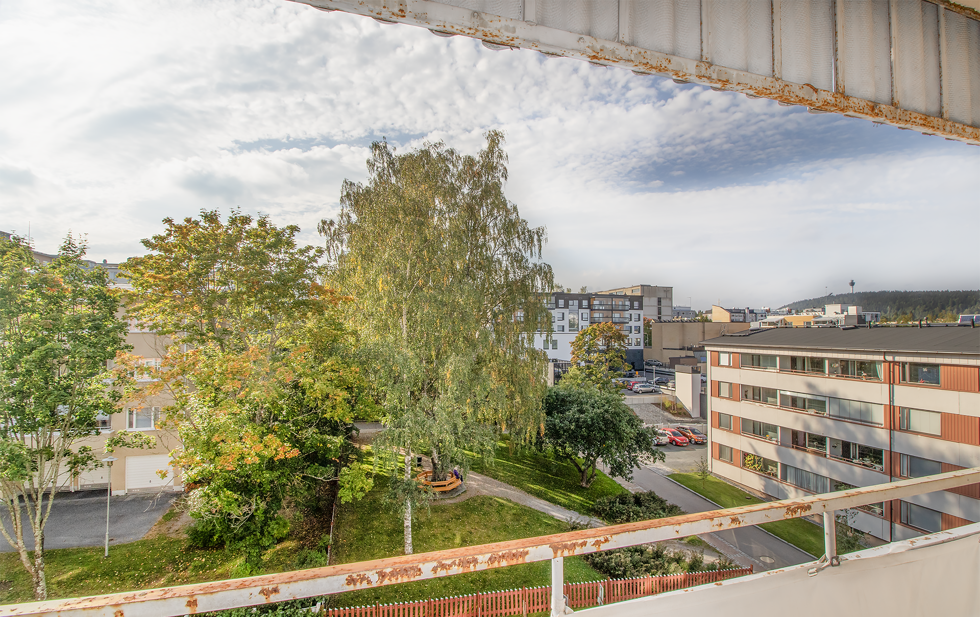 Parvekenäkymät puistoon päin.