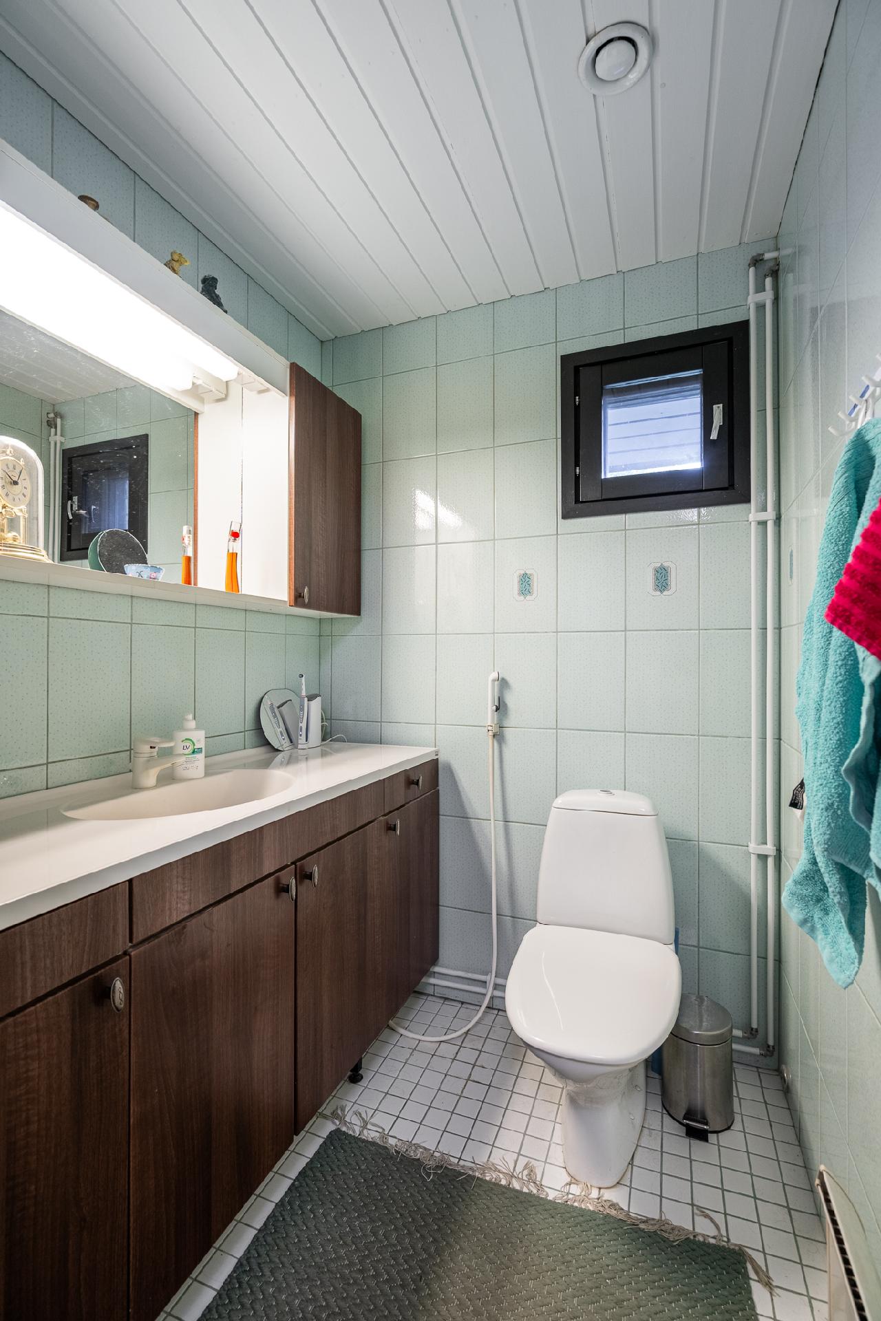 Erillinen wc makuuhuoneen yhteydessä