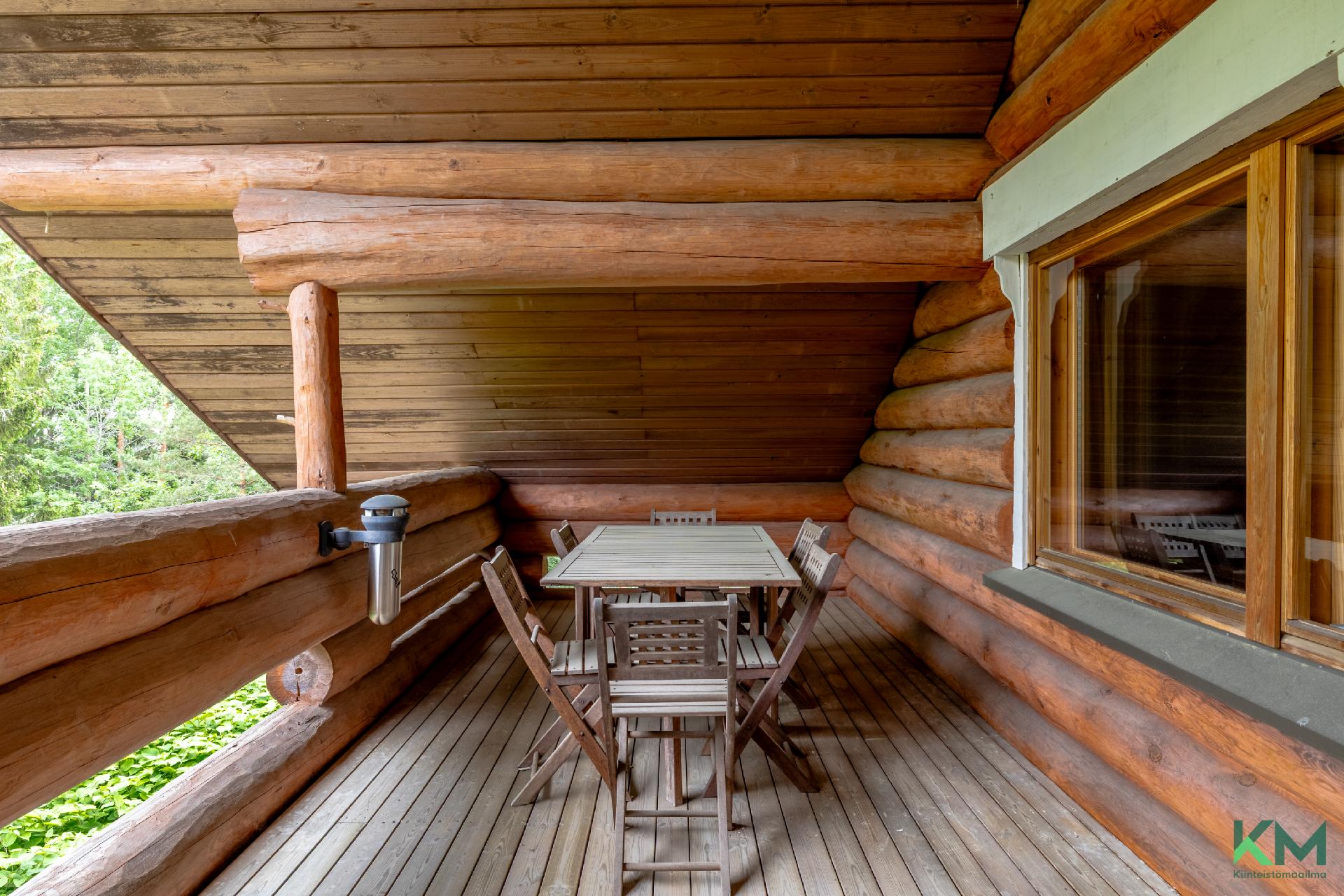 itäpäädyn makuutilojen parveke