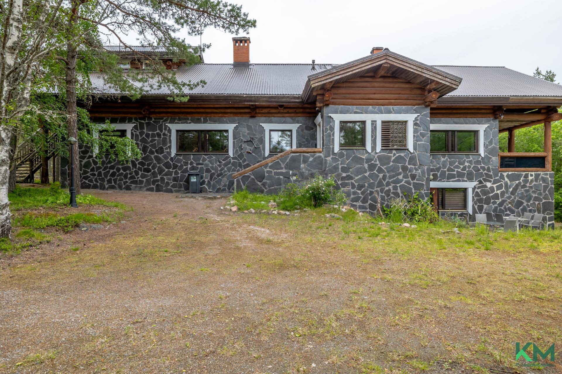 sisäänkäynti keittiöön talon takaa