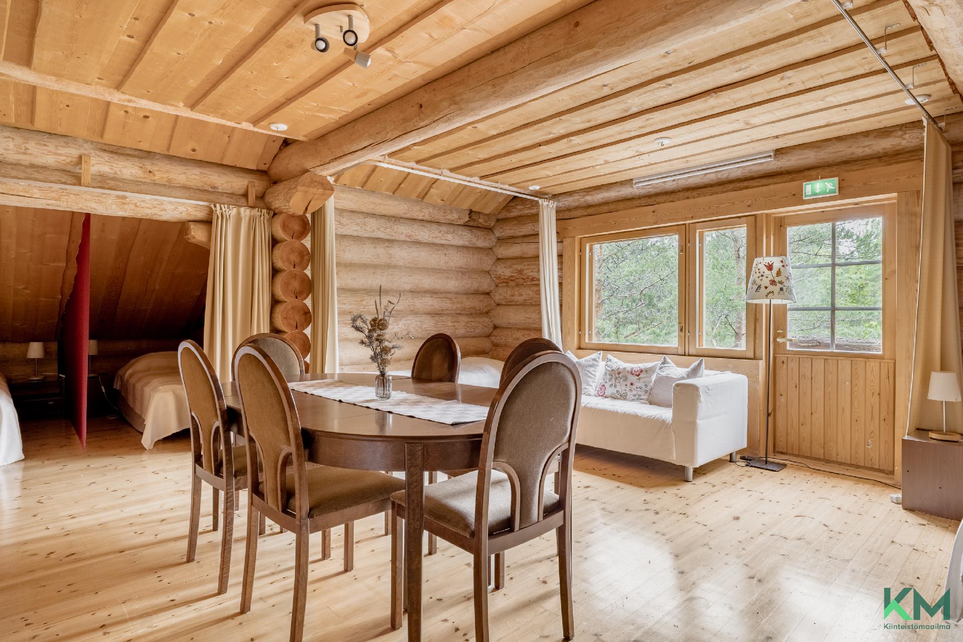 länsipäädyn makuutilat ja portaat ulos