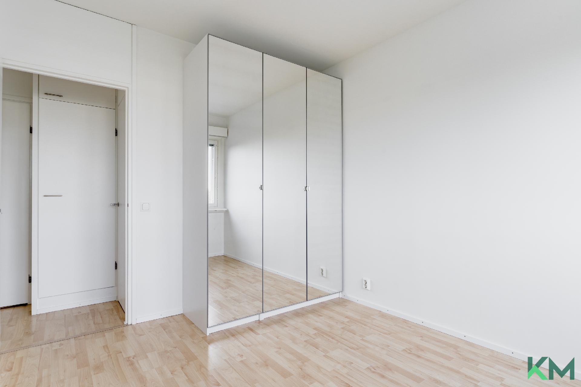 Kaapistoa makuuhuoneessa