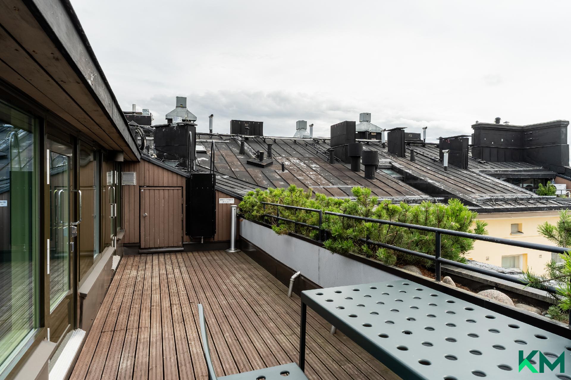 Näkymät taloyhtiön saunan parvelta.