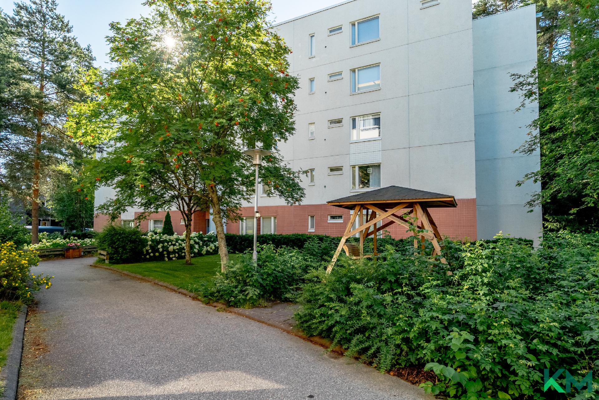 Taloyhtiön pihapiiri on viihtyisä