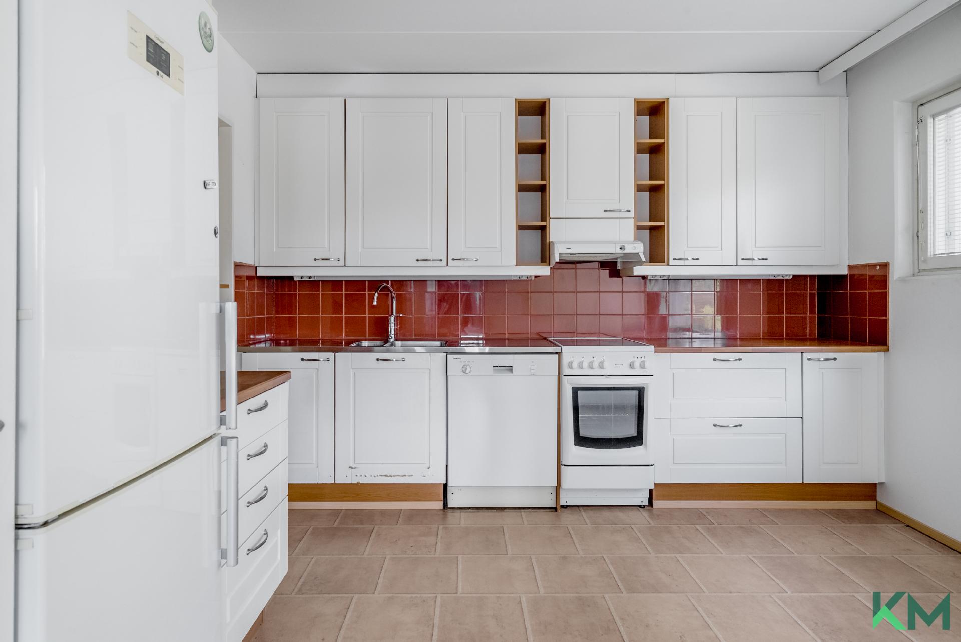 Keittiössä reilusti kaappi- ja laskutilaa.