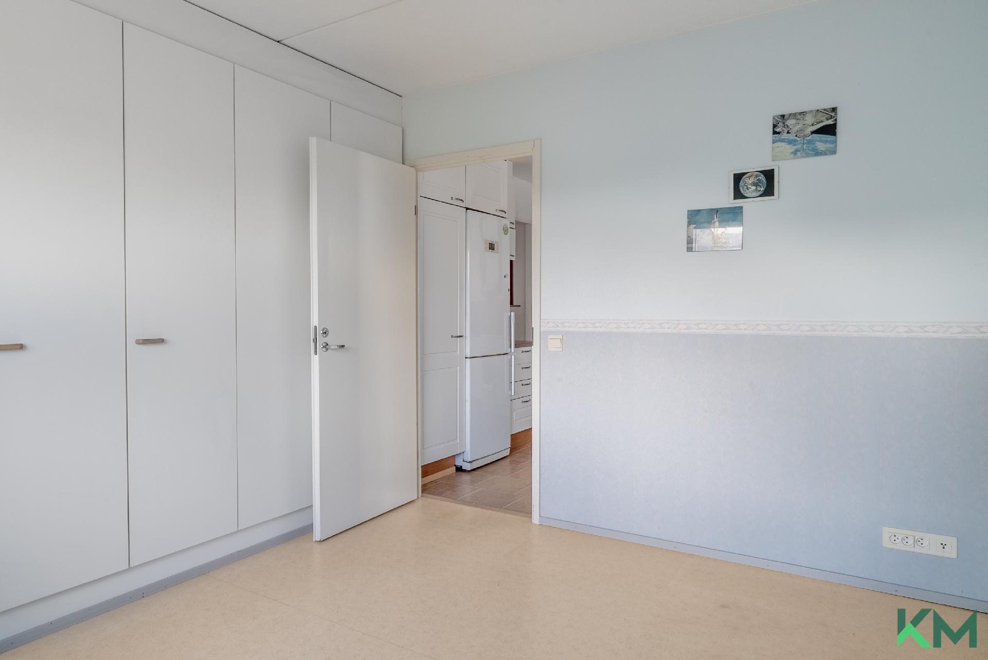 Kaappitilaa koko seinän pituudelta.