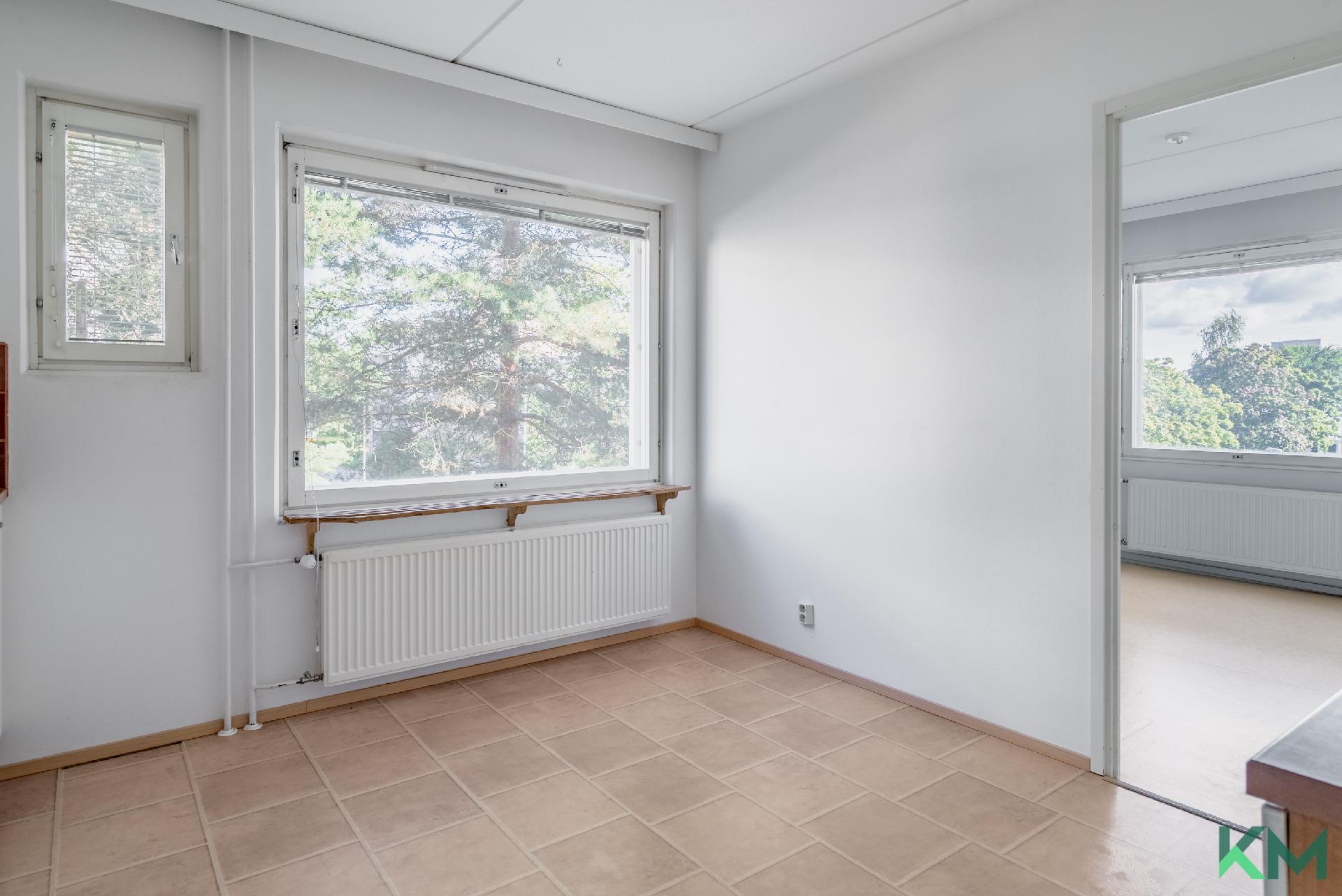 Keittiössä tilaa myös isomallekin ruokapöydälle