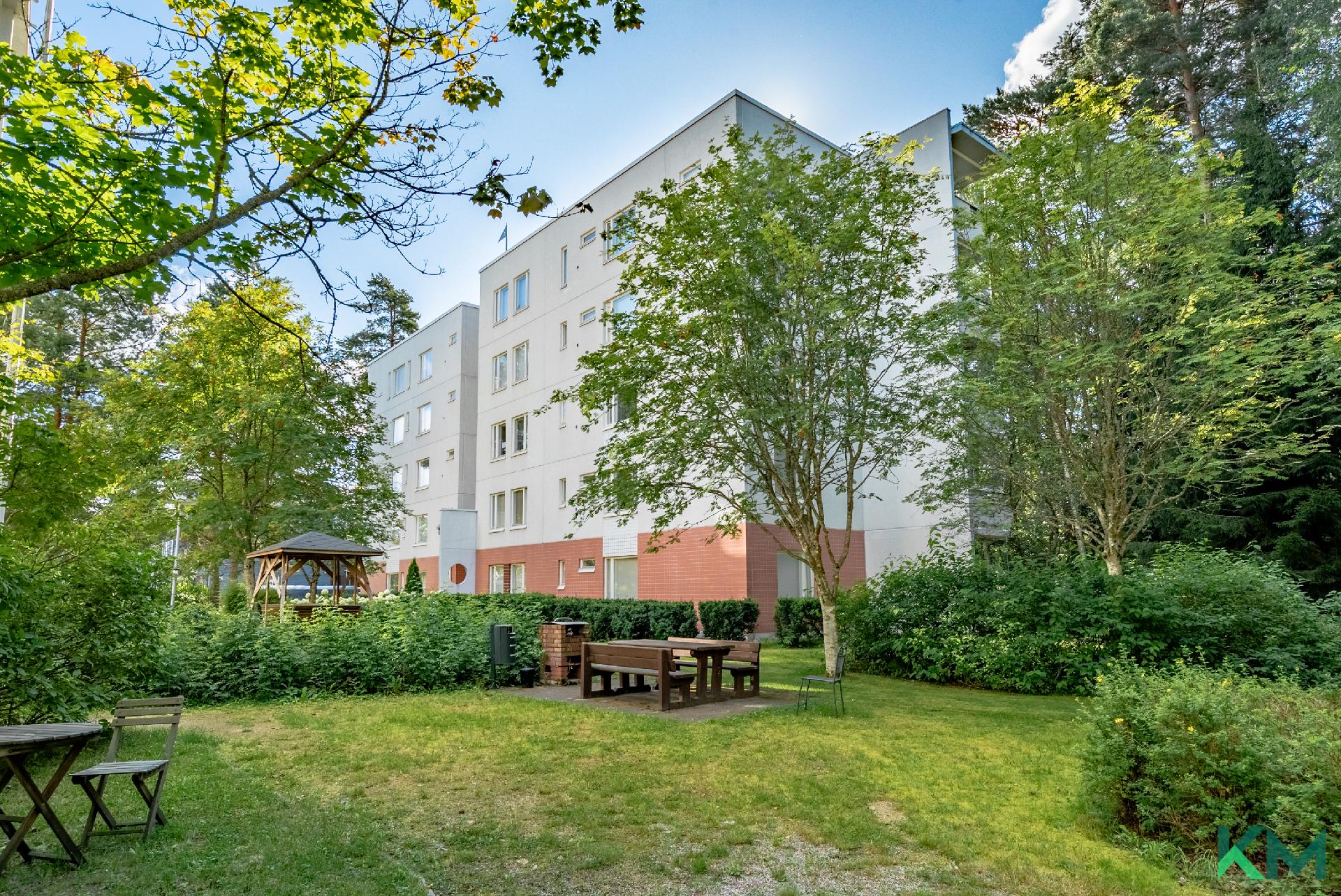 Viihtyisä oleskelu ja grillipaikka pihalla