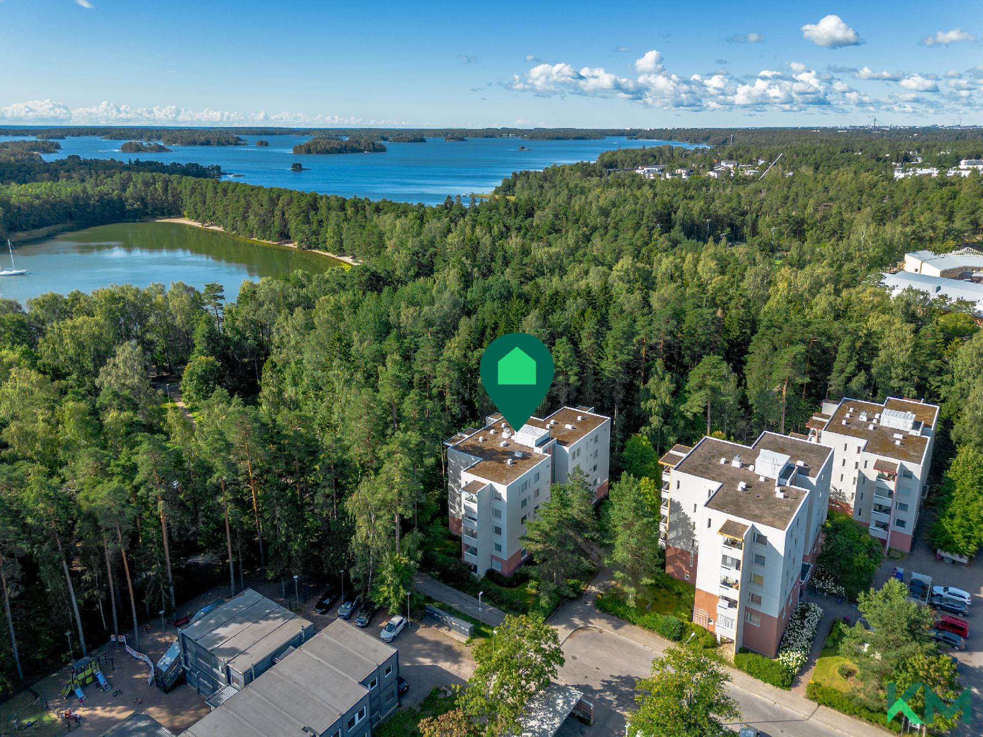 Puistomainen sijainti vehreässä Kallahdessa