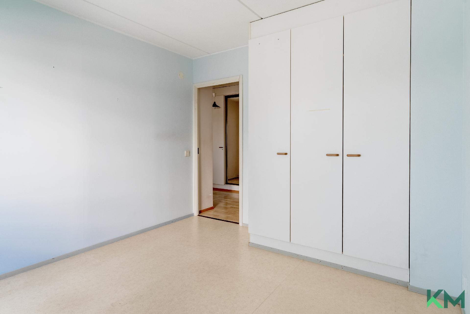 Makuuhuoneessa kaappitilaa