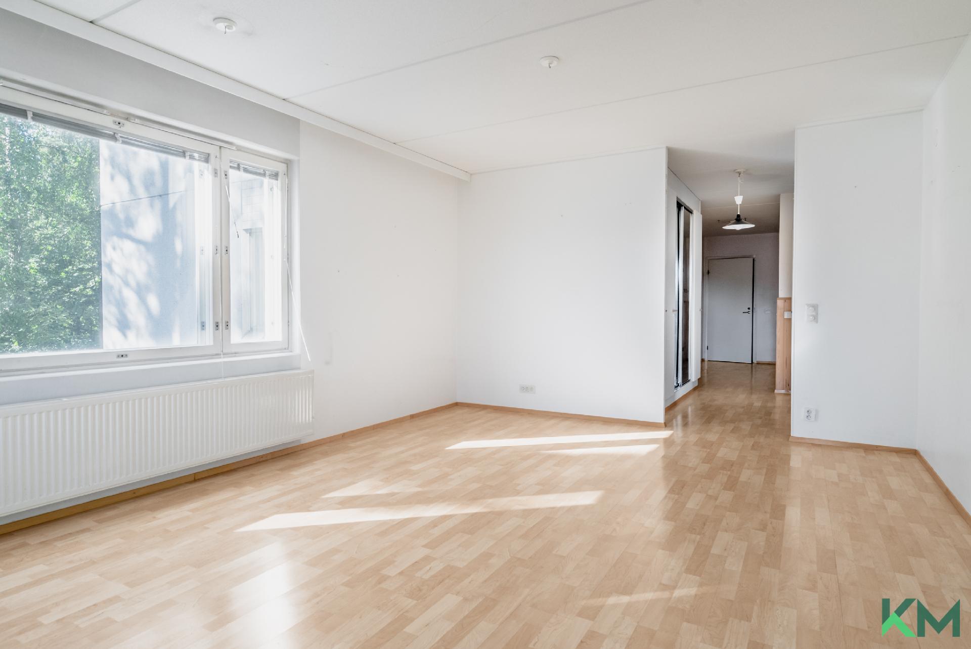 Isoista ikkunoista tulvi valoa