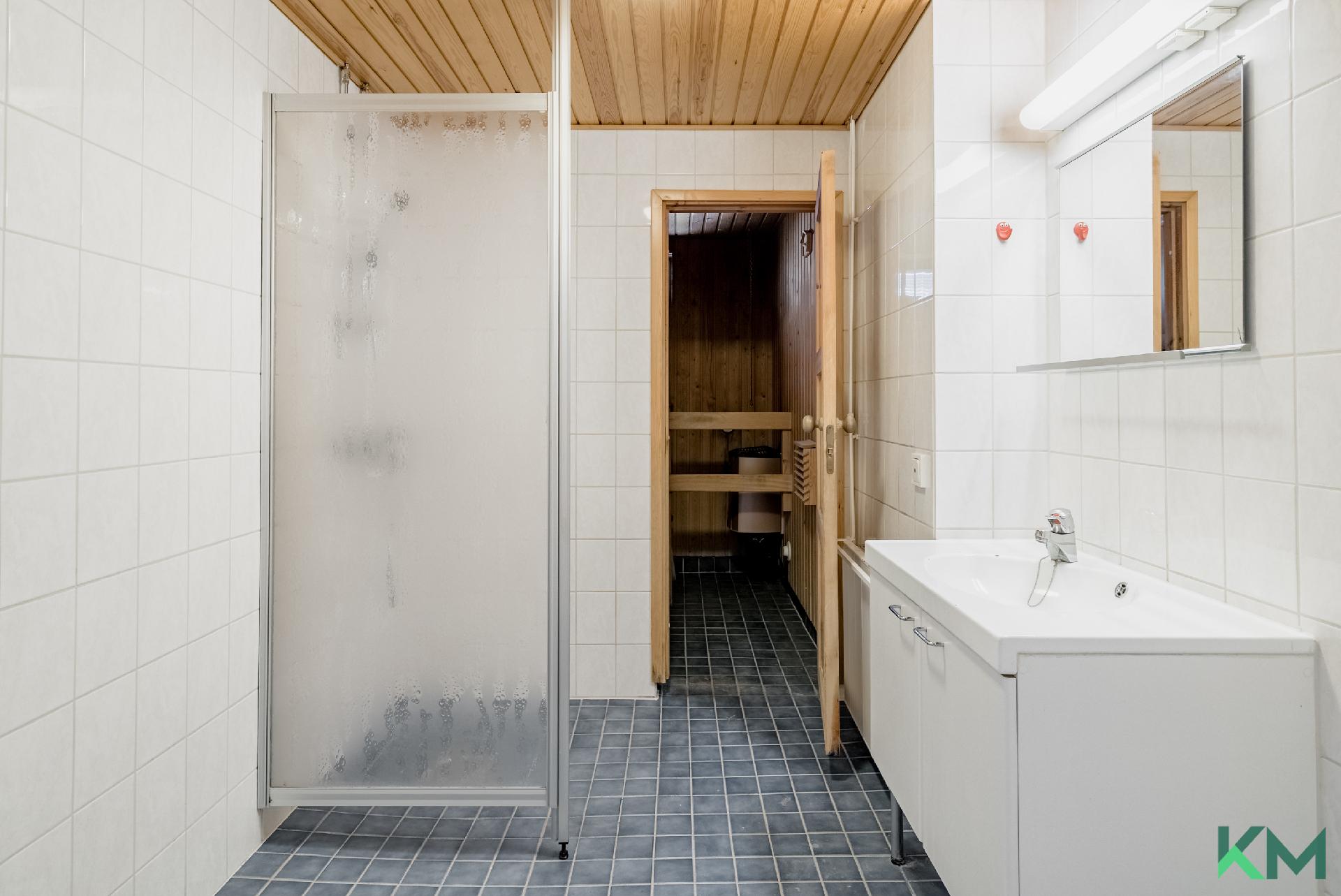 Kylpyhuoneessa tilavaraus pesukoneelle