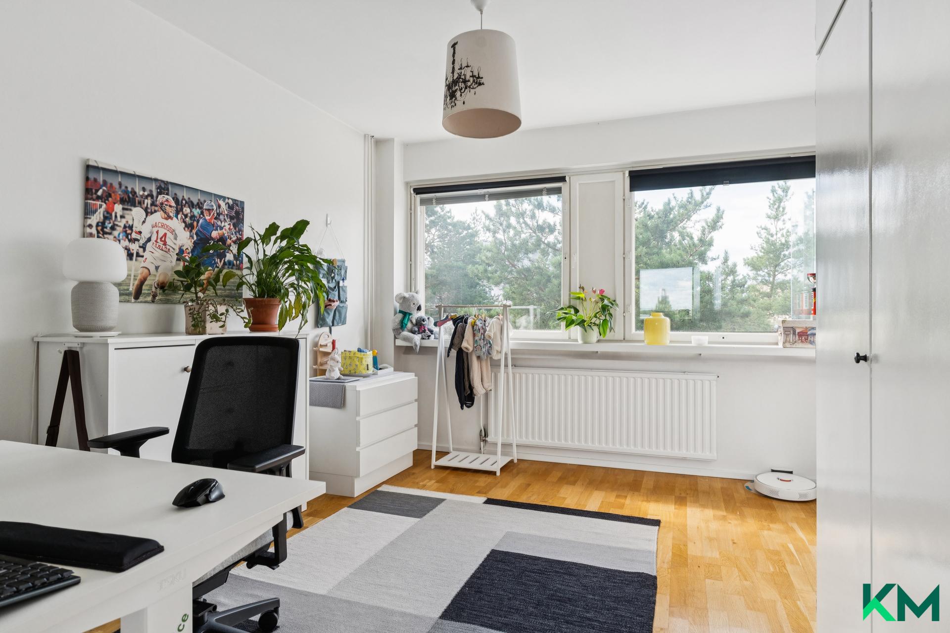 Isompi makuuhuone nyt työhuoneena.