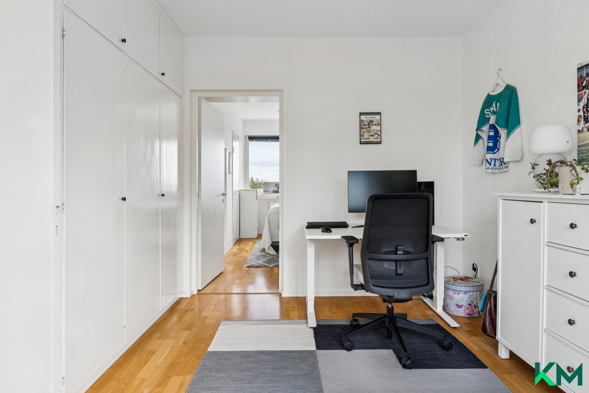 Myös tässä huoneessa runsaasti kaappitilaa.