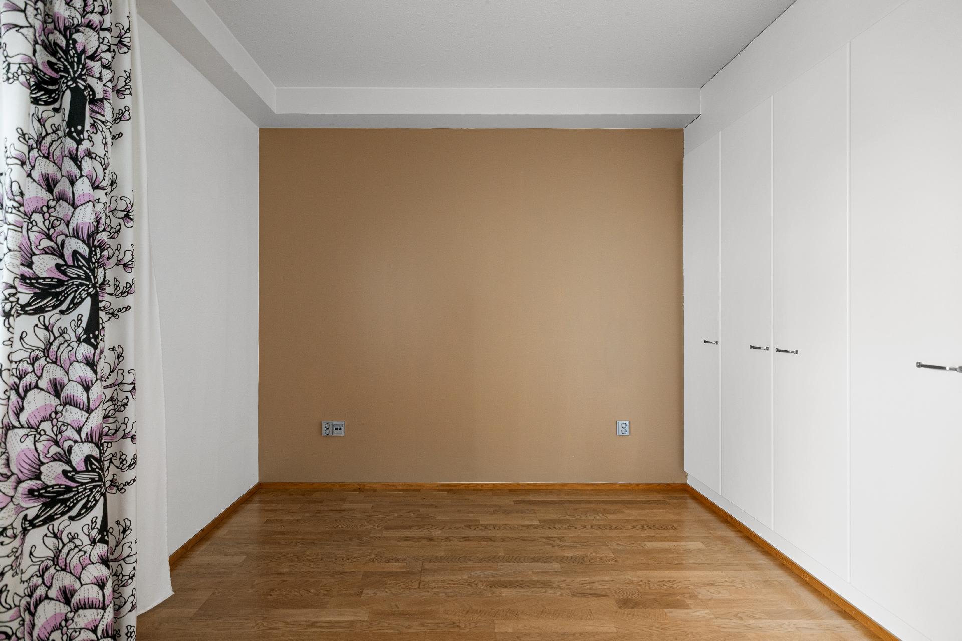 Makuuhuoneessa on hyvin säilytystilaa