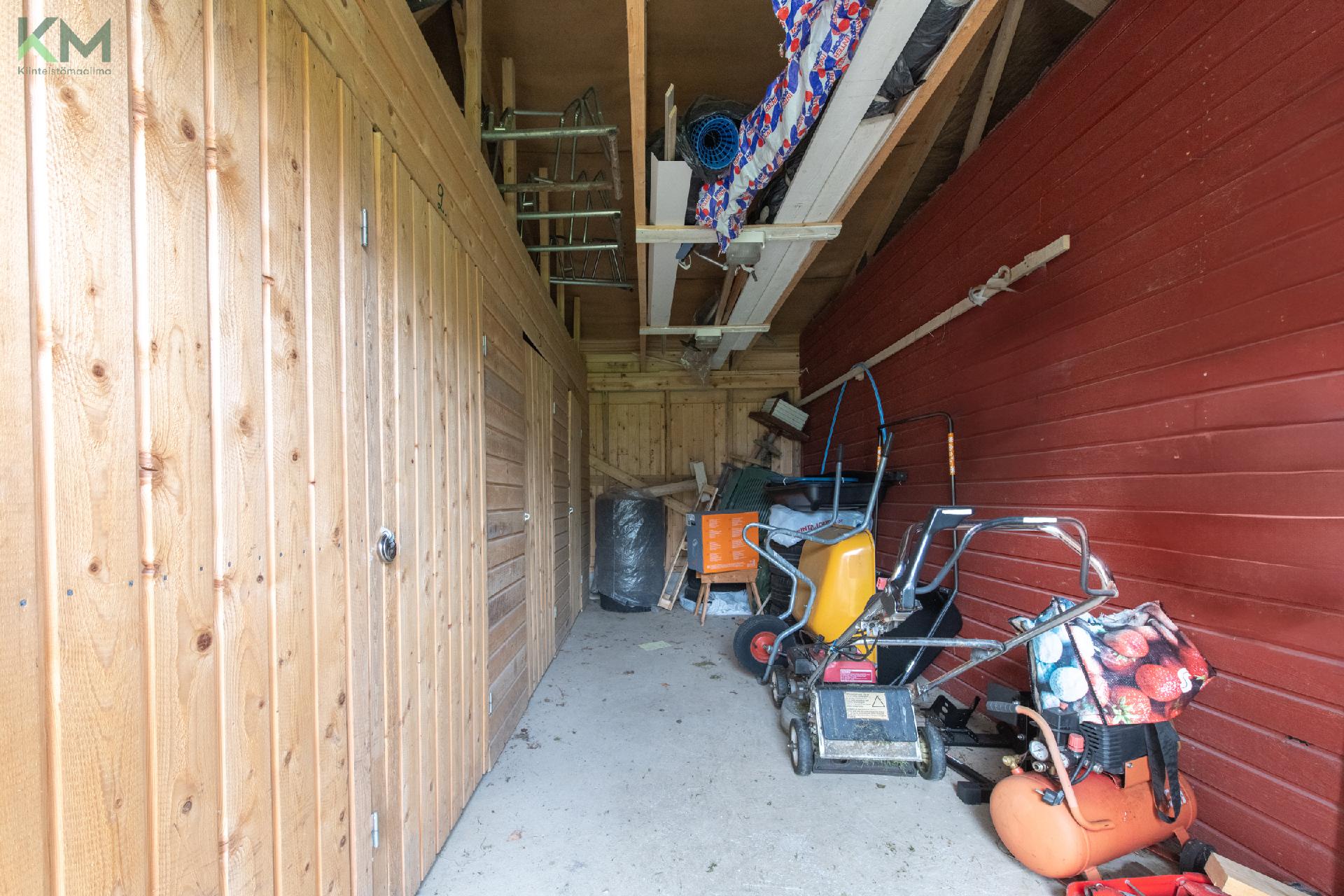 Varastorakennuksen säilytystiloja