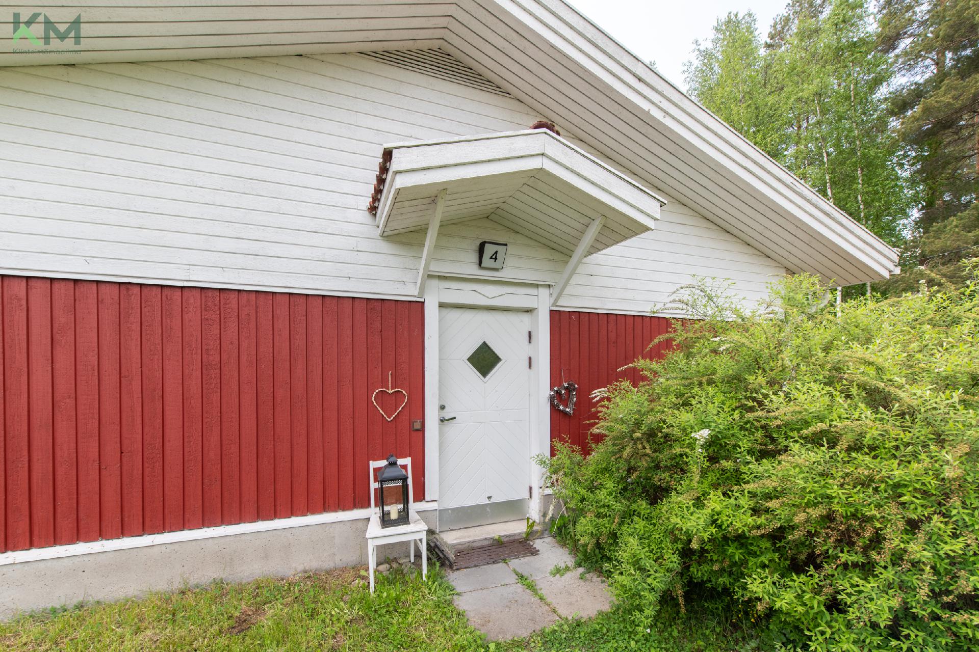 Sisäänkäynti päätyasuntoihin talon päädystä