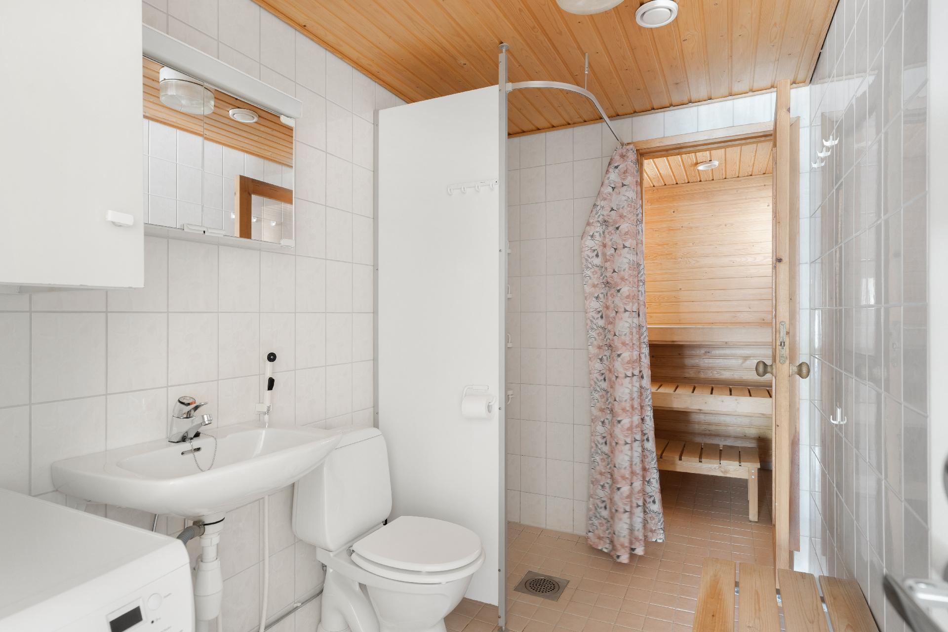 Pesuhuone on iso. Pyykinpesukone jää uudelle omistajalle.