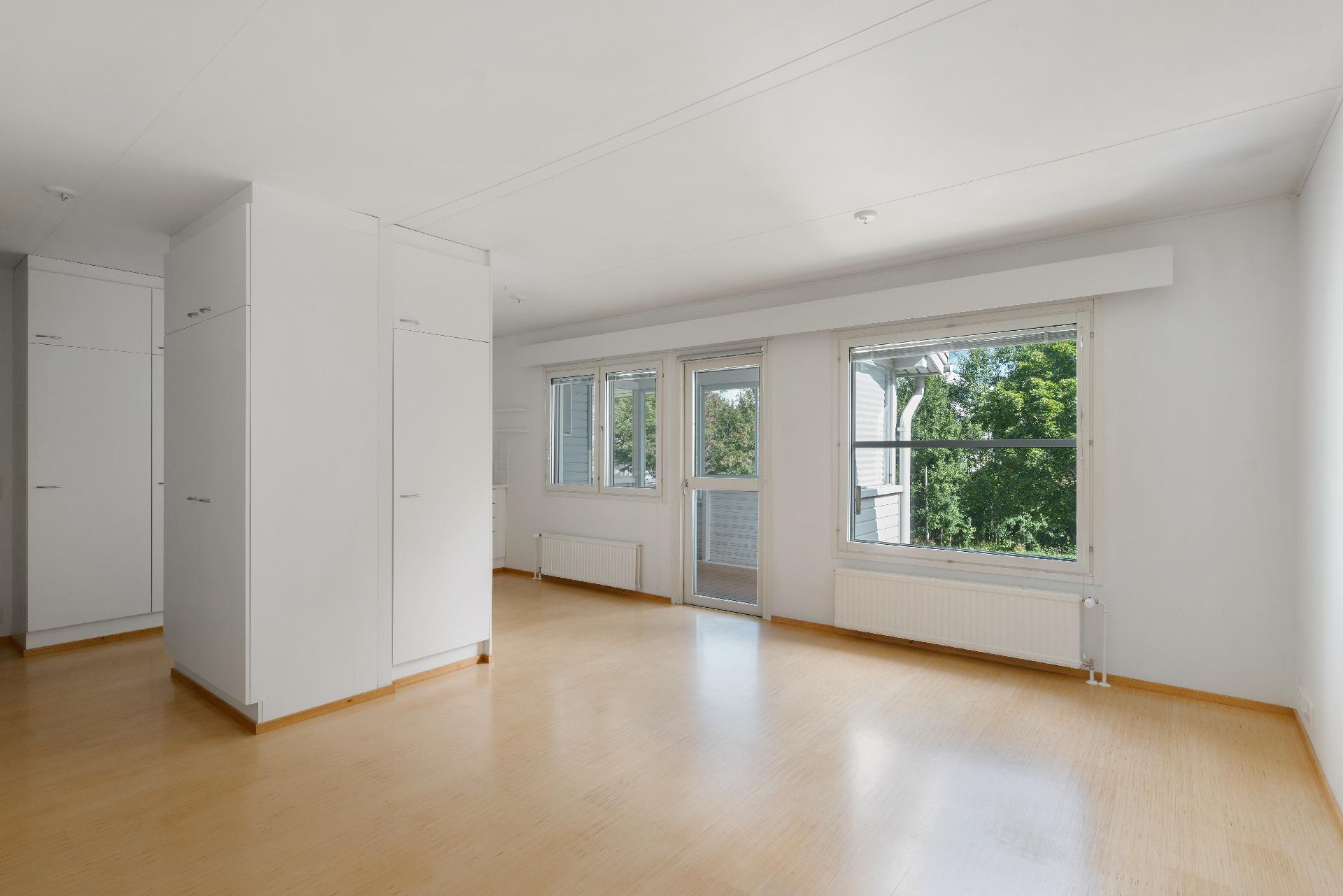 Asunnon näkymää olohuoneen nurkasta.