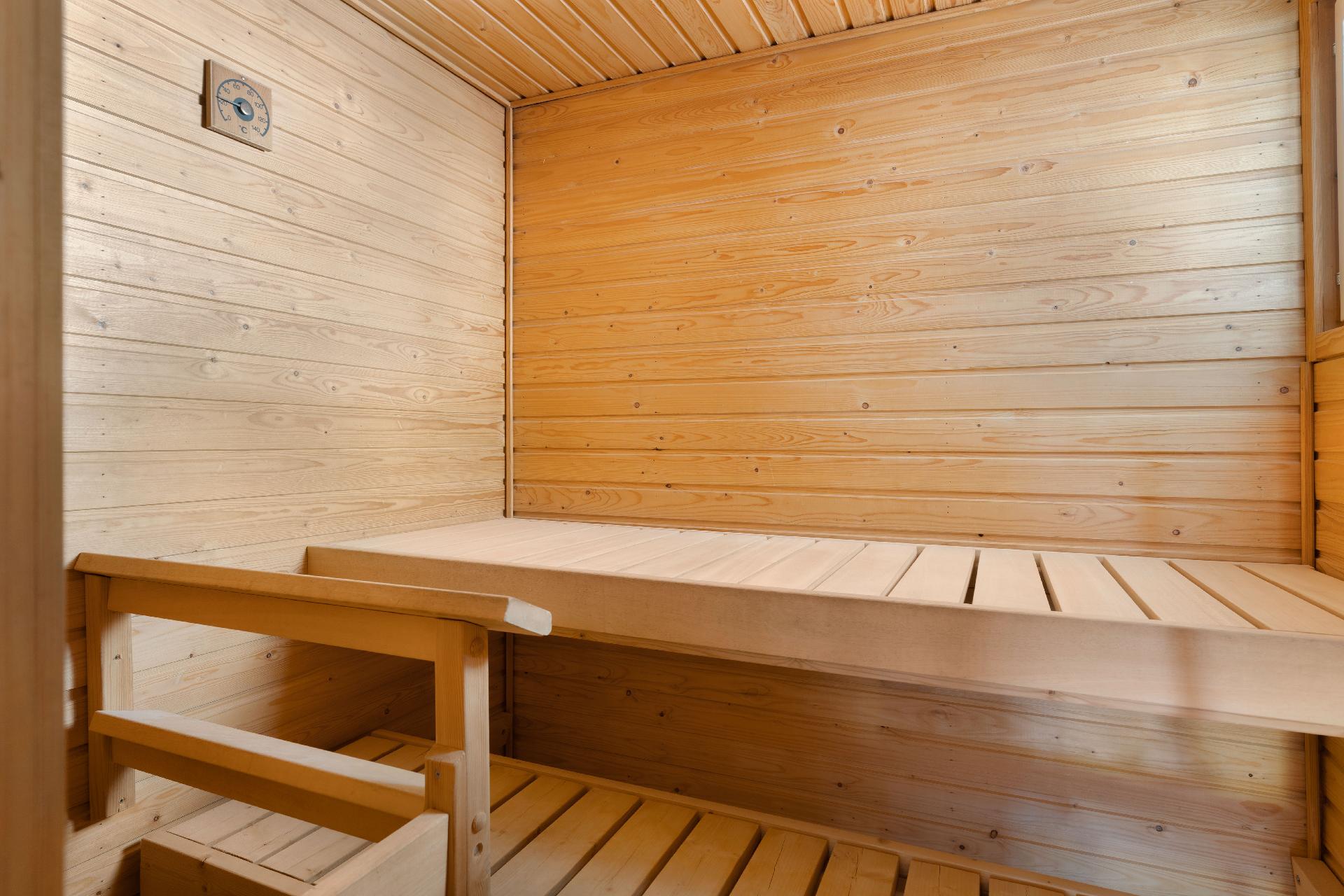 Saunassakin on tilaa hyvin istuskella.