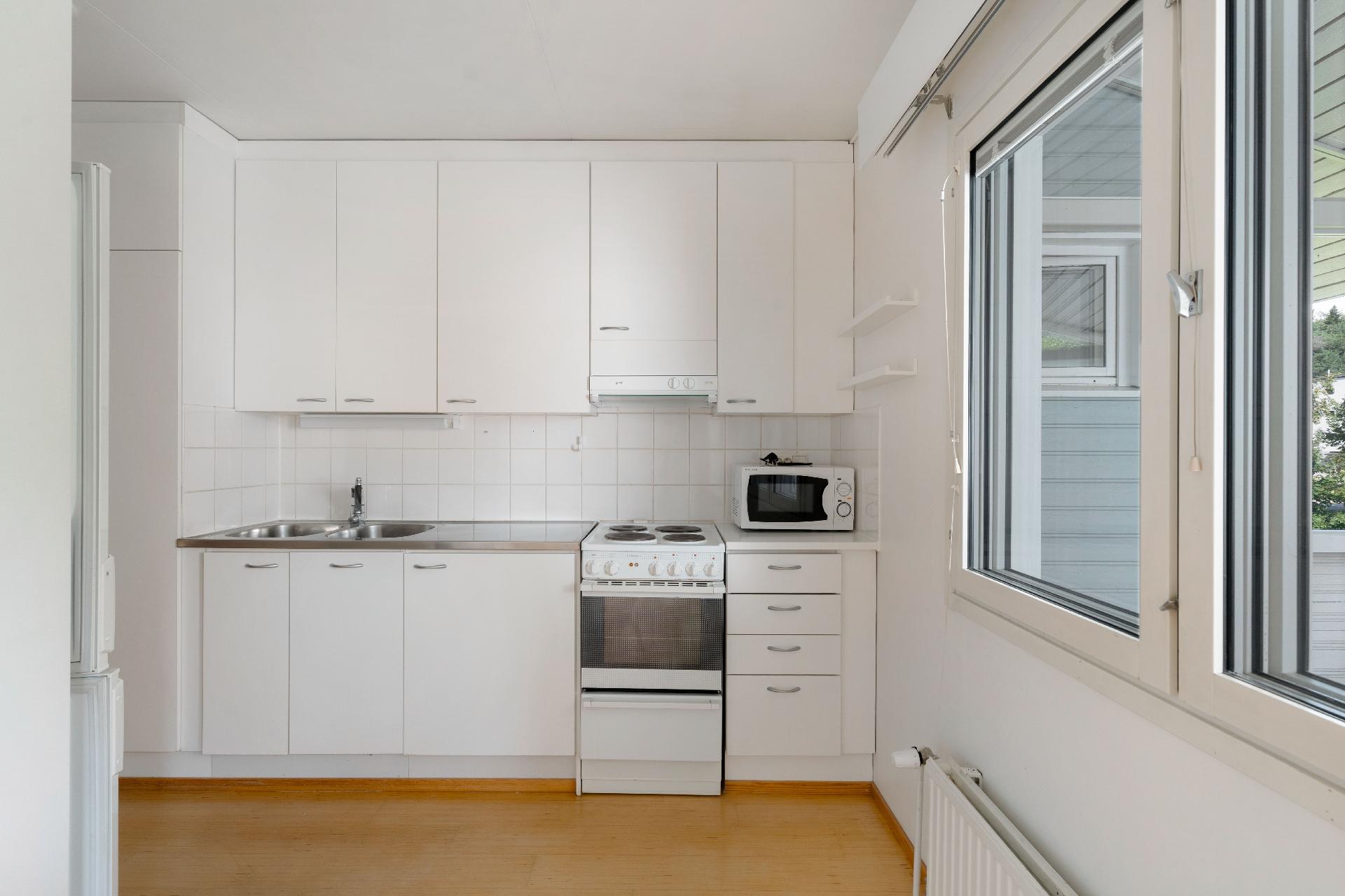 Keittiönäkymä olohuoneesta päin. Ikkunan eteen mahtuu kivasti pöytäryhmä. 