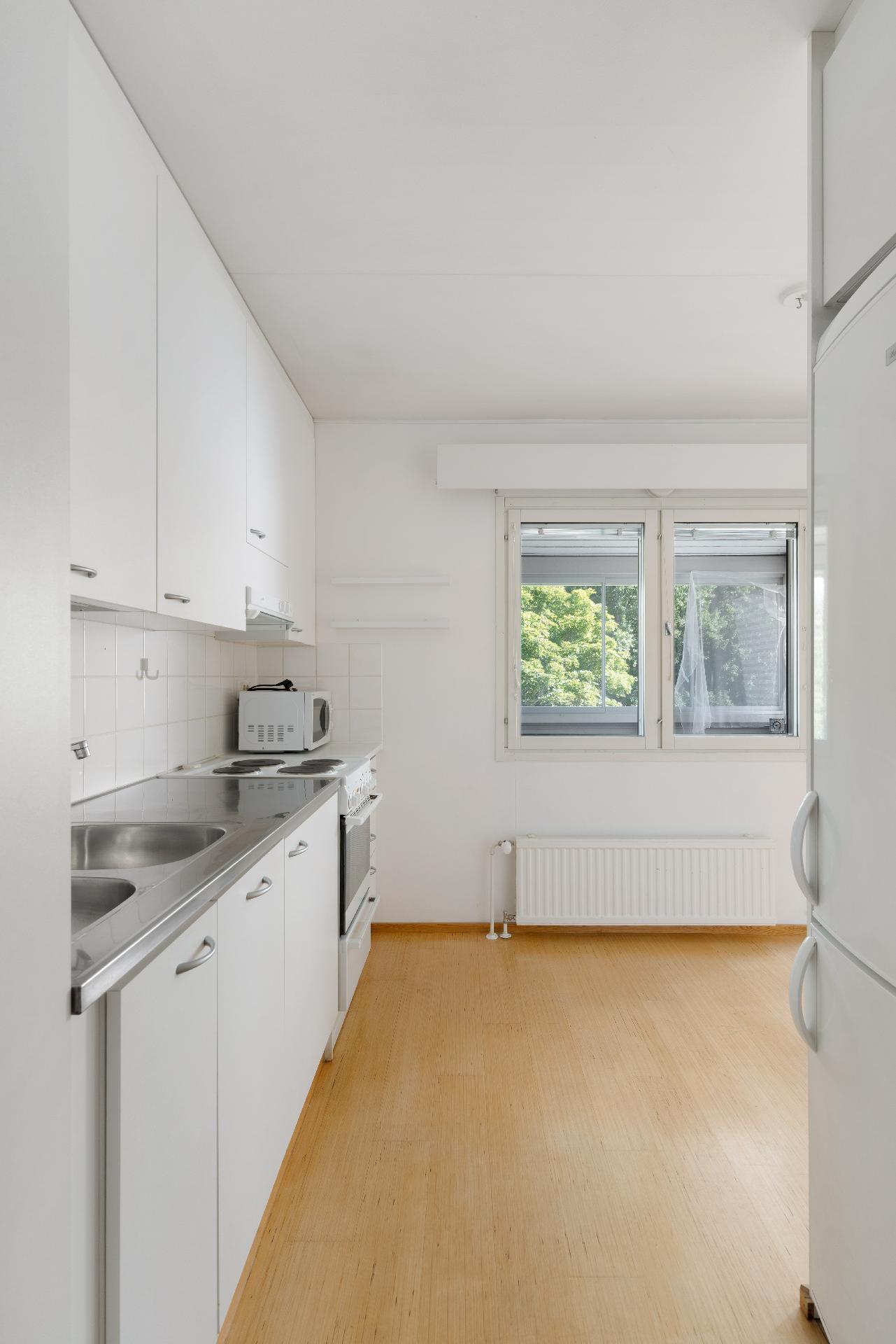 Keittiössä paljon säilytystilaa. Mikrokin jää uudelle omistajalle.