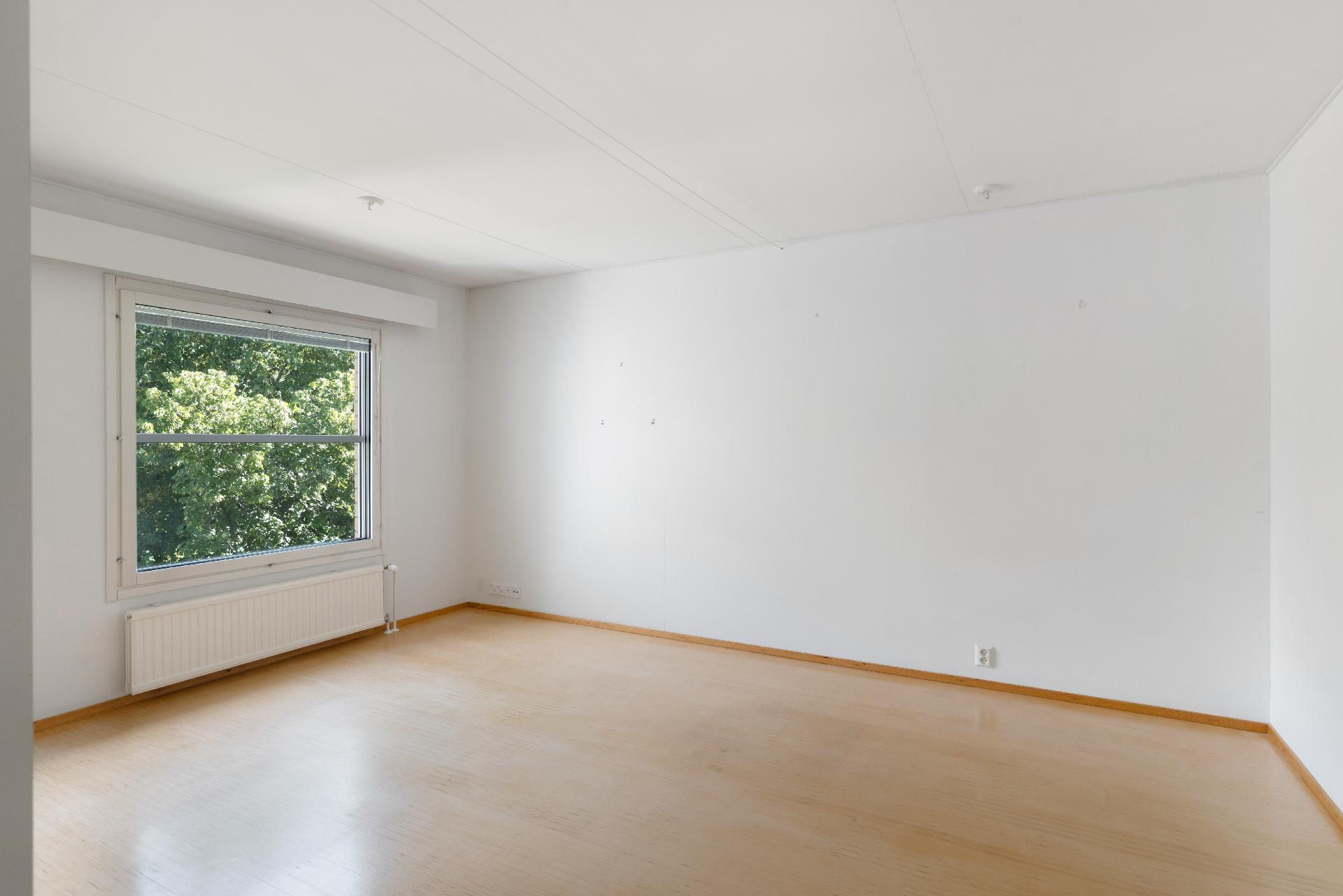 Olohuoneesta kiva näkymä pihalle isosta ikkunasta.